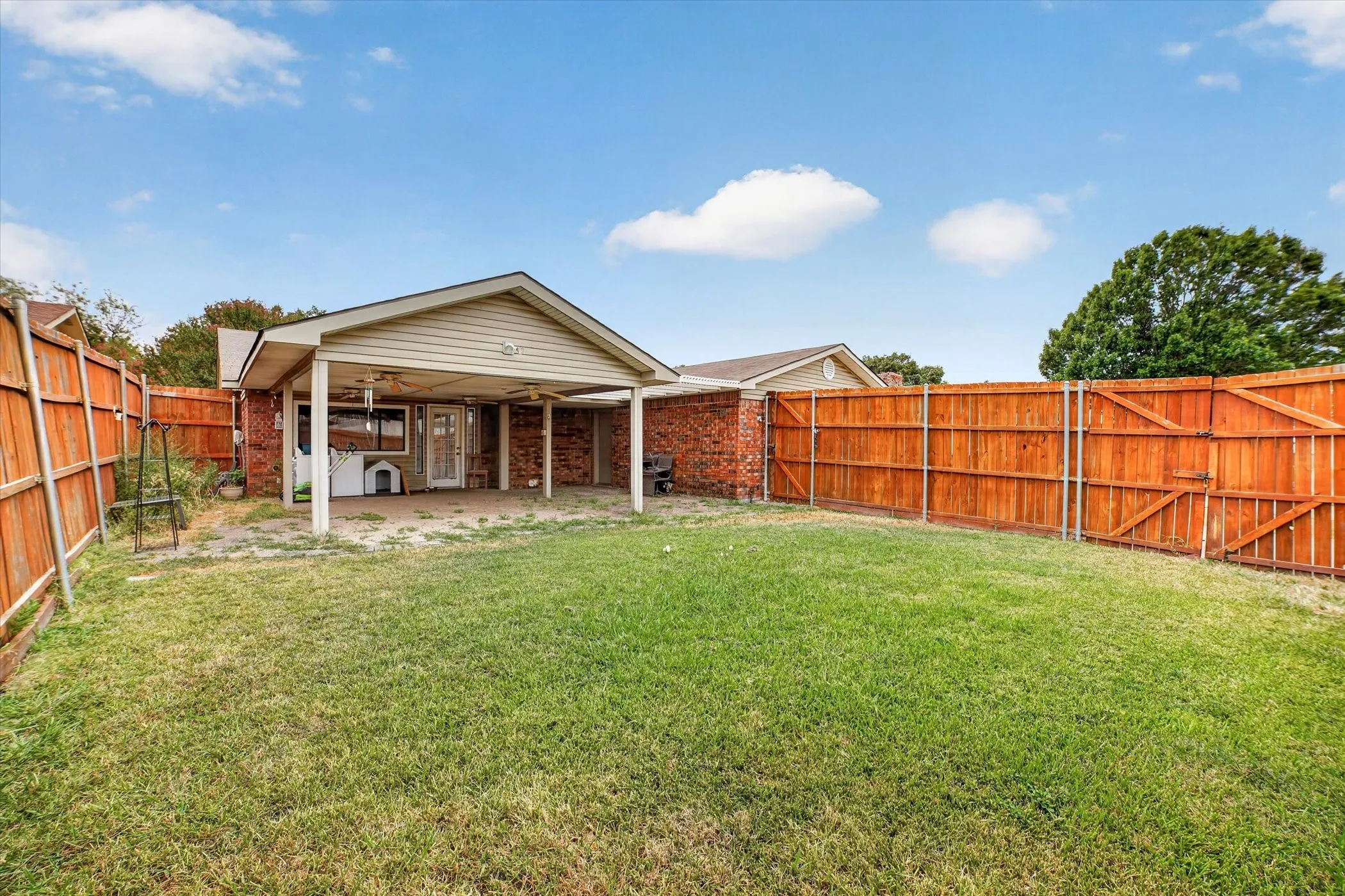 Single Family Residence For Sale in Dallas County , 6217 Fallbrook Drive, Garland, Texas 75043, 3 Bedroom, 2 Bathroom, 2 Garage spaces, 1,988 Sqft, built in 1977, mls#21370964, Real Estate Agent in Garland, Homes For Sale in Dallas county, Homes For Sale in Garland, Realtor in Garland Texas, Real Estate Brokerage Independent Realty Texas, Luminita Cordes Realtor