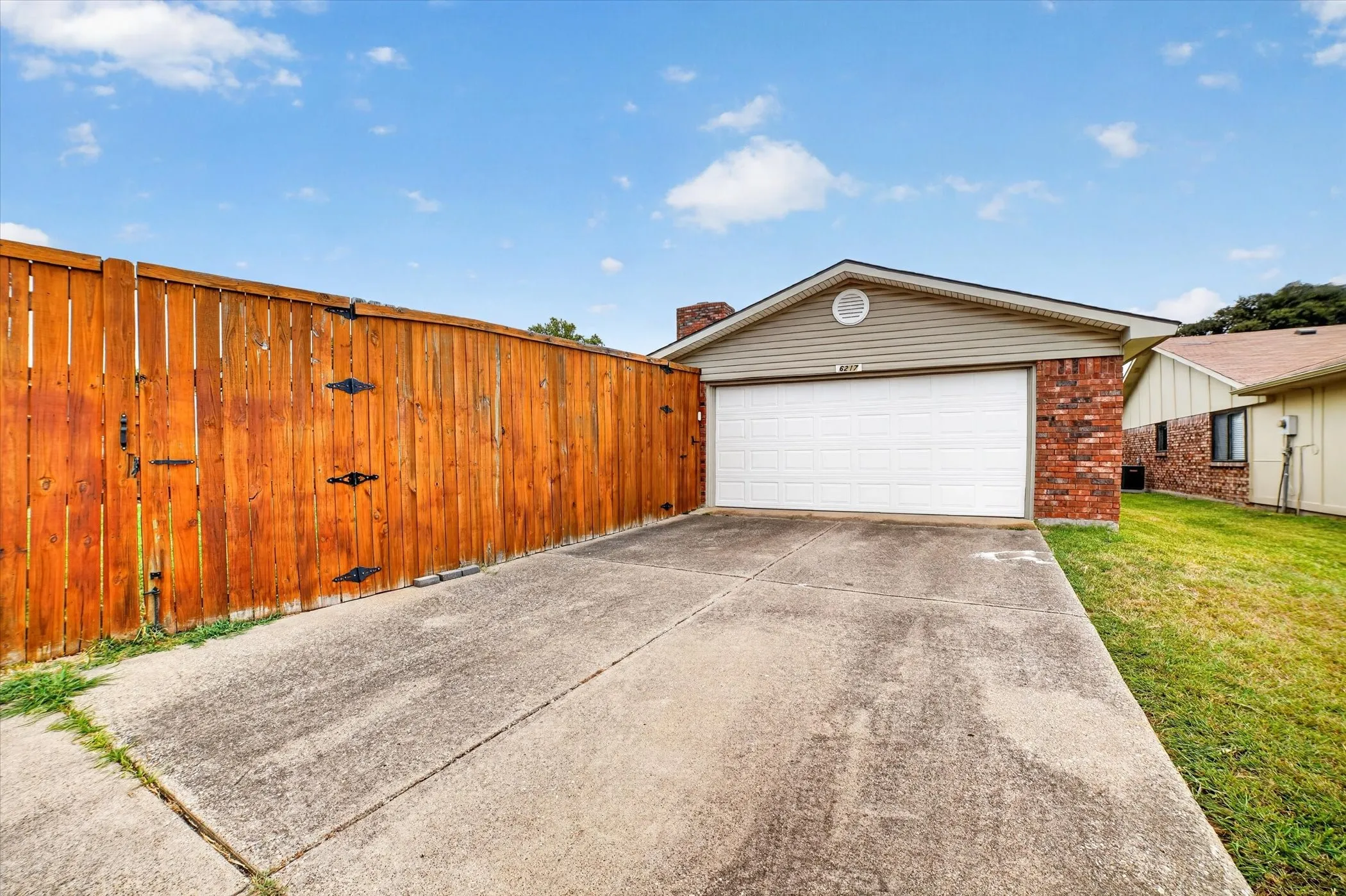 Single Family Residence For Sale in Dallas County , 6217 Fallbrook Drive, Garland, Texas 75043, 3 Bedroom, 2 Bathroom, 2 Garage spaces, 1,988 Sqft, built in 1977, mls#21370964, Real Estate Agent in Garland, Homes For Sale in Dallas county, Homes For Sale in Garland, Realtor in Garland Texas, Real Estate Brokerage Independent Realty Texas, Luminita Cordes Realtor