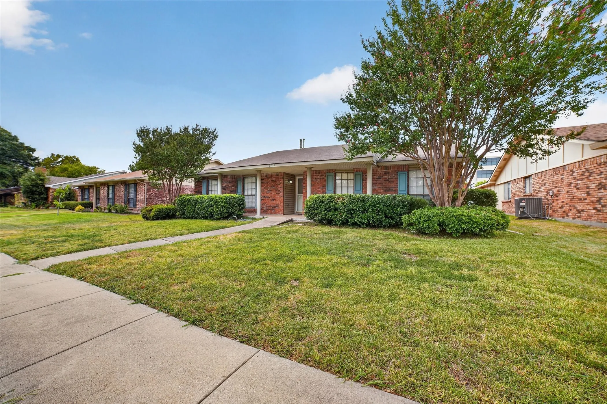 Single Family Residence For Sale in Dallas County , 6217 Fallbrook Drive, Garland, Texas 75043, 3 Bedroom, 2 Bathroom, 2 Garage spaces, 1,988 Sqft, built in 1977, mls#21370964, Real Estate Agent in Garland, Homes For Sale in Dallas county, Homes For Sale in Garland, Realtor in Garland Texas, Real Estate Brokerage Independent Realty Texas, Luminita Cordes Realtor