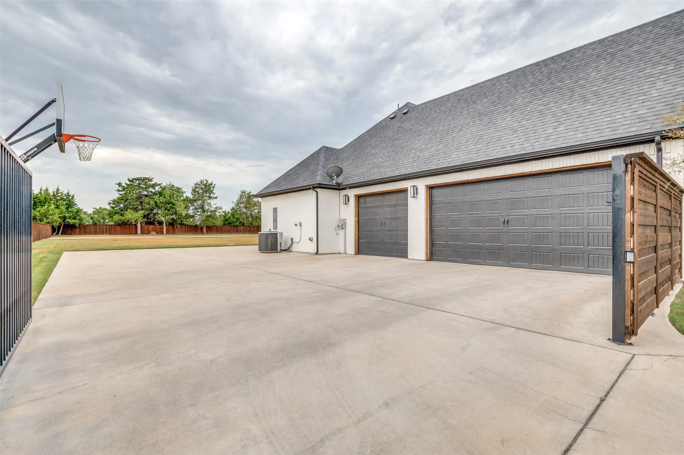 Single Family Residence For Sale in Ellis County , 5850 Harper Drive, Midlothian, Texas 76065, 4 Bedroom, 4 Bathroom, 3 Garage spaces, 3,375 Sqft, built in 2021, mls#21371581, Real Estate Agent in Midlothian, Homes For Sale in Ellis county, Homes For Sale in Midlothian, Realtor in Midlothian Texas, Real Estate Brokerage Independent Realty Texas, Luminita Cordes Realtor