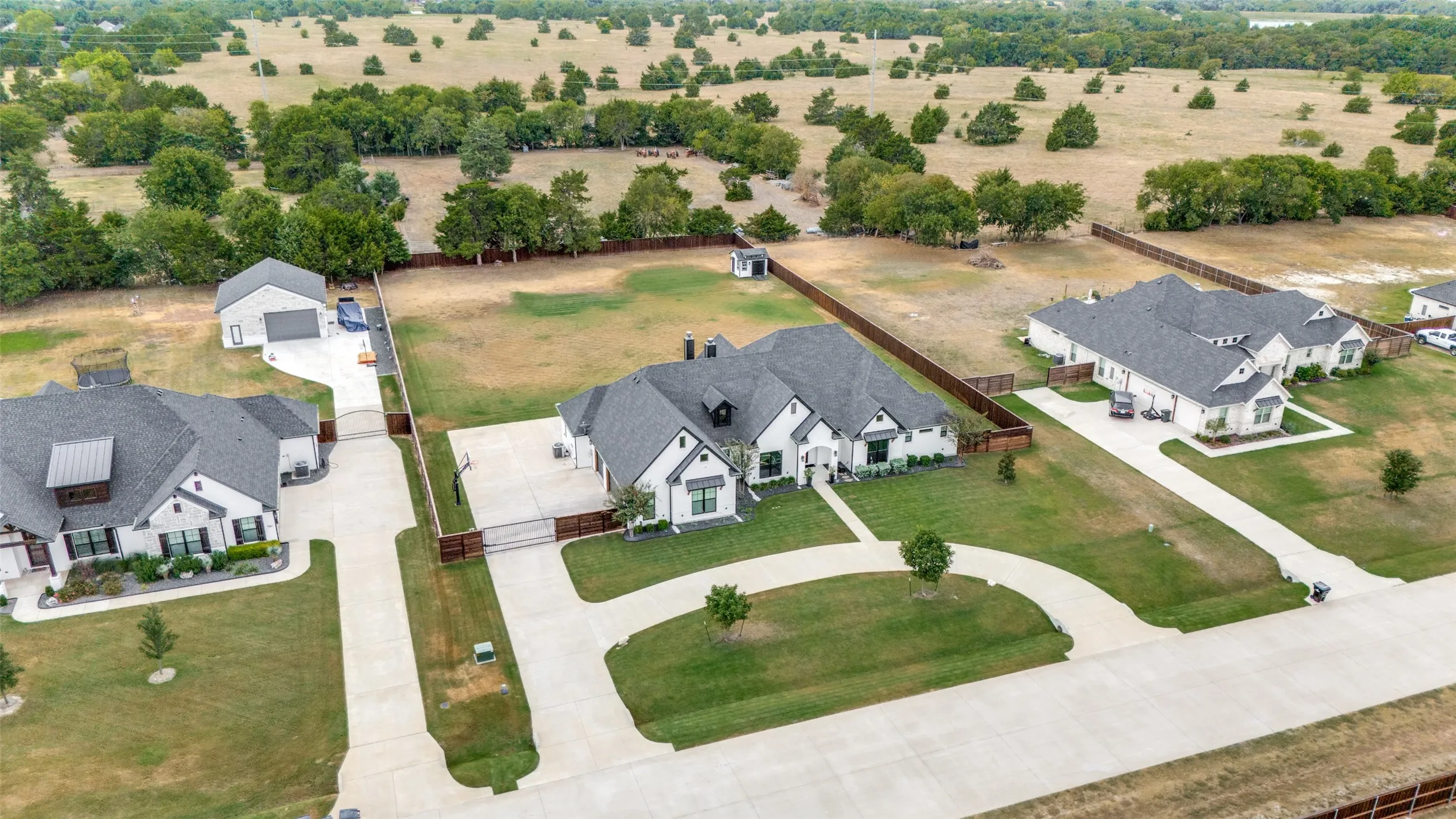 Single Family Residence For Sale in Ellis County , 5850 Harper Drive, Midlothian, Texas 76065, 4 Bedroom, 4 Bathroom, 3 Garage spaces, 3,375 Sqft, built in 2021, mls#21371581, Real Estate Agent in Midlothian, Homes For Sale in Ellis county, Homes For Sale in Midlothian, Realtor in Midlothian Texas, Real Estate Brokerage Independent Realty Texas, Luminita Cordes Realtor