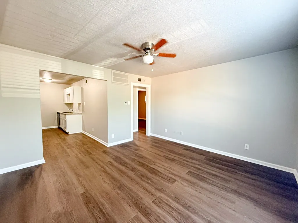 Apartment For Rent in Dallas County , 808 Blaylock Drive 201, Dallas, Texas 75203, 2 Bedroom, 1 Bathroom, Garage spaces, 750 Sqft, built in 1960, mls#21371991, Real Estate Agent in Dallas, Homes For Rent in Dallas county, Homes For Rent in Dallas, Realtor in Dallas Texas, Real Estate Brokerage Independent Realty Texas, Luminita Cordes Realtor