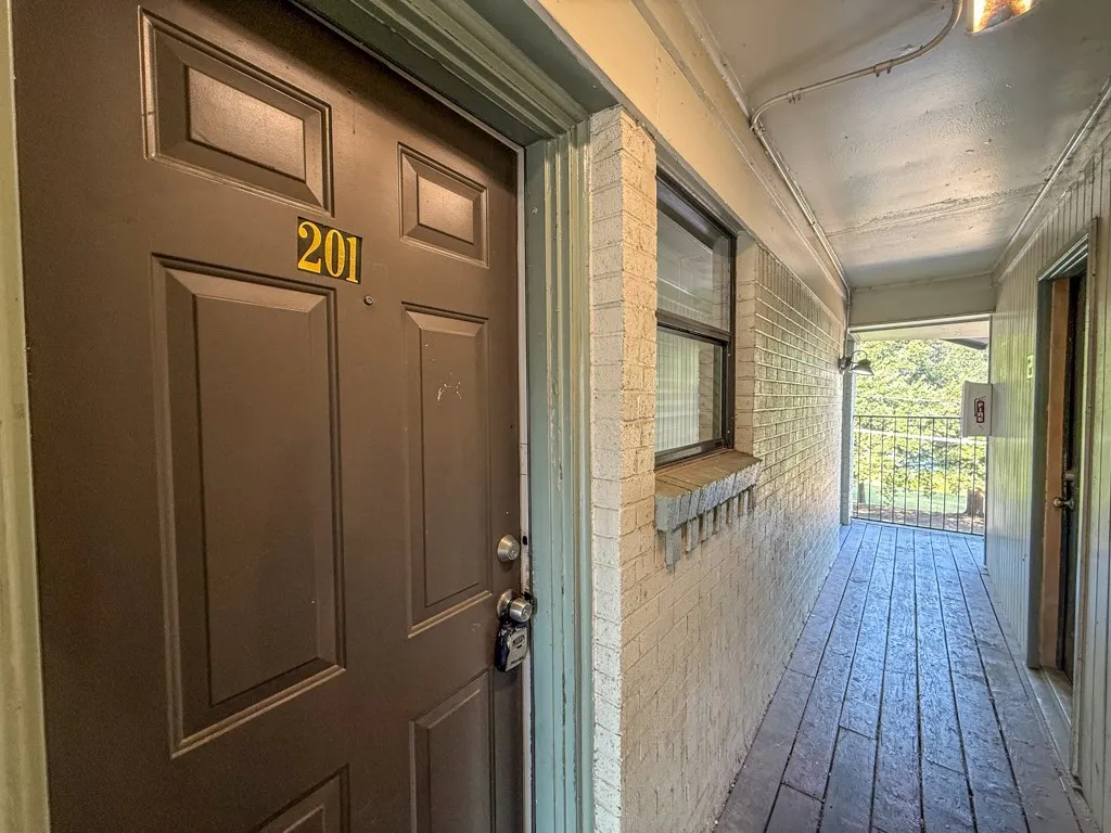 Apartment For Rent in Dallas County , 808 Blaylock Drive 201, Dallas, Texas 75203, 2 Bedroom, 1 Bathroom, Garage spaces, 750 Sqft, built in 1960, mls#21371991, Real Estate Agent in Dallas, Homes For Rent in Dallas county, Homes For Rent in Dallas, Realtor in Dallas Texas, Real Estate Brokerage Independent Realty Texas, Luminita Cordes Realtor