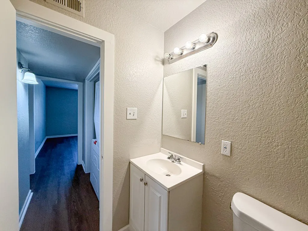 Apartment For Rent in Dallas County , 808 Blaylock Drive 201, Dallas, Texas 75203, 2 Bedroom, 1 Bathroom, Garage spaces, 750 Sqft, built in 1960, mls#21371991, Real Estate Agent in Dallas, Homes For Rent in Dallas county, Homes For Rent in Dallas, Realtor in Dallas Texas, Real Estate Brokerage Independent Realty Texas, Luminita Cordes Realtor