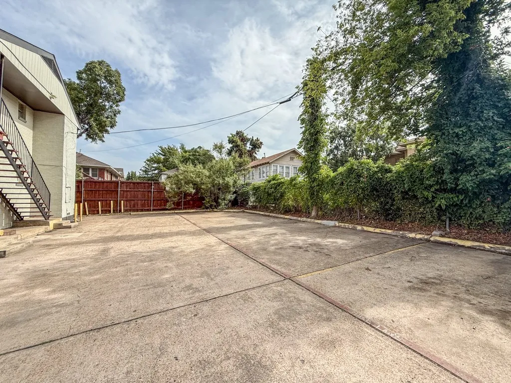 Apartment For Rent in Dallas County , 808 Blaylock Drive 201, Dallas, Texas 75203, 2 Bedroom, 1 Bathroom, Garage spaces, 750 Sqft, built in 1960, mls#21371991, Real Estate Agent in Dallas, Homes For Rent in Dallas county, Homes For Rent in Dallas, Realtor in Dallas Texas, Real Estate Brokerage Independent Realty Texas, Luminita Cordes Realtor