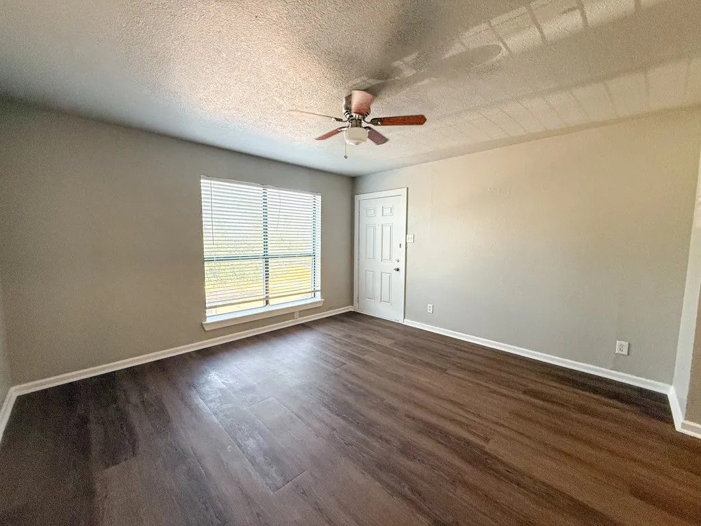 Apartment For Rent in Dallas County , 808 Blaylock Drive 201, Dallas, Texas 75203, 2 Bedroom, 1 Bathroom, Garage spaces, 750 Sqft, built in 1960, mls#21371991, Real Estate Agent in Dallas, Homes For Rent in Dallas county, Homes For Rent in Dallas, Realtor in Dallas Texas, Real Estate Brokerage Independent Realty Texas, Luminita Cordes Realtor