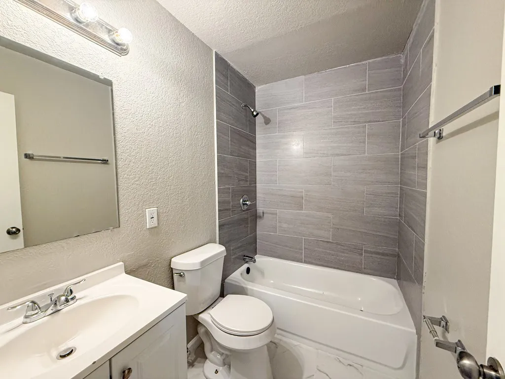 Apartment For Rent in Dallas County , 808 Blaylock Drive 201, Dallas, Texas 75203, 2 Bedroom, 1 Bathroom, Garage spaces, 750 Sqft, built in 1960, mls#21371991, Real Estate Agent in Dallas, Homes For Rent in Dallas county, Homes For Rent in Dallas, Realtor in Dallas Texas, Real Estate Brokerage Independent Realty Texas, Luminita Cordes Realtor