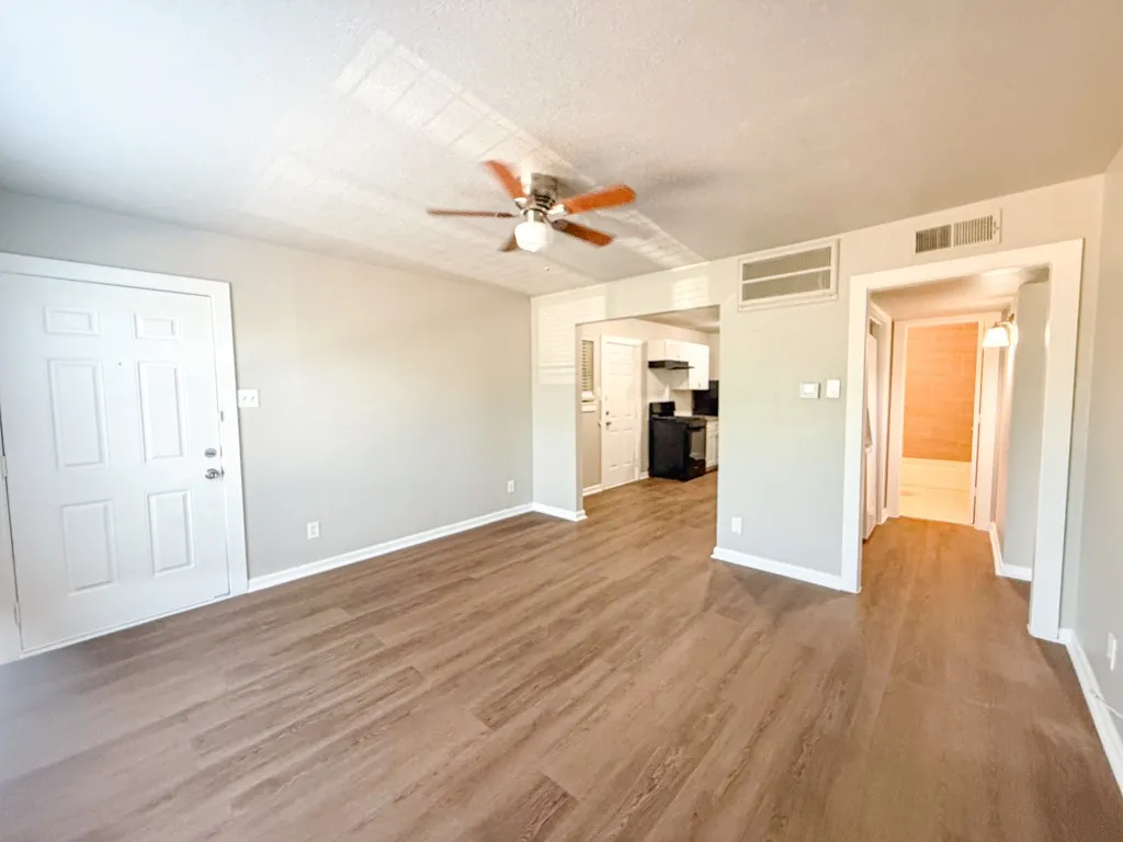 Apartment For Rent in Dallas County , 808 Blaylock Drive 201, Dallas, Texas 75203, 2 Bedroom, 1 Bathroom, Garage spaces, 750 Sqft, built in 1960, mls#21371991, Real Estate Agent in Dallas, Homes For Rent in Dallas county, Homes For Rent in Dallas, Realtor in Dallas Texas, Real Estate Brokerage Independent Realty Texas, Luminita Cordes Realtor