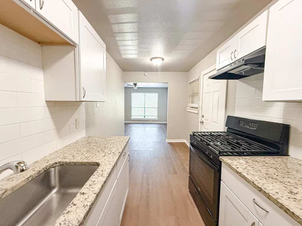 Apartment For Rent in Dallas County , 808 Blaylock Drive 201, Dallas, Texas 75203, 2 Bedroom, 1 Bathroom, Garage spaces, 750 Sqft, built in 1960, mls#21371991, Real Estate Agent in Dallas, Homes For Rent in Dallas county, Homes For Rent in Dallas, Realtor in Dallas Texas, Real Estate Brokerage Independent Realty Texas, Luminita Cordes Realtor