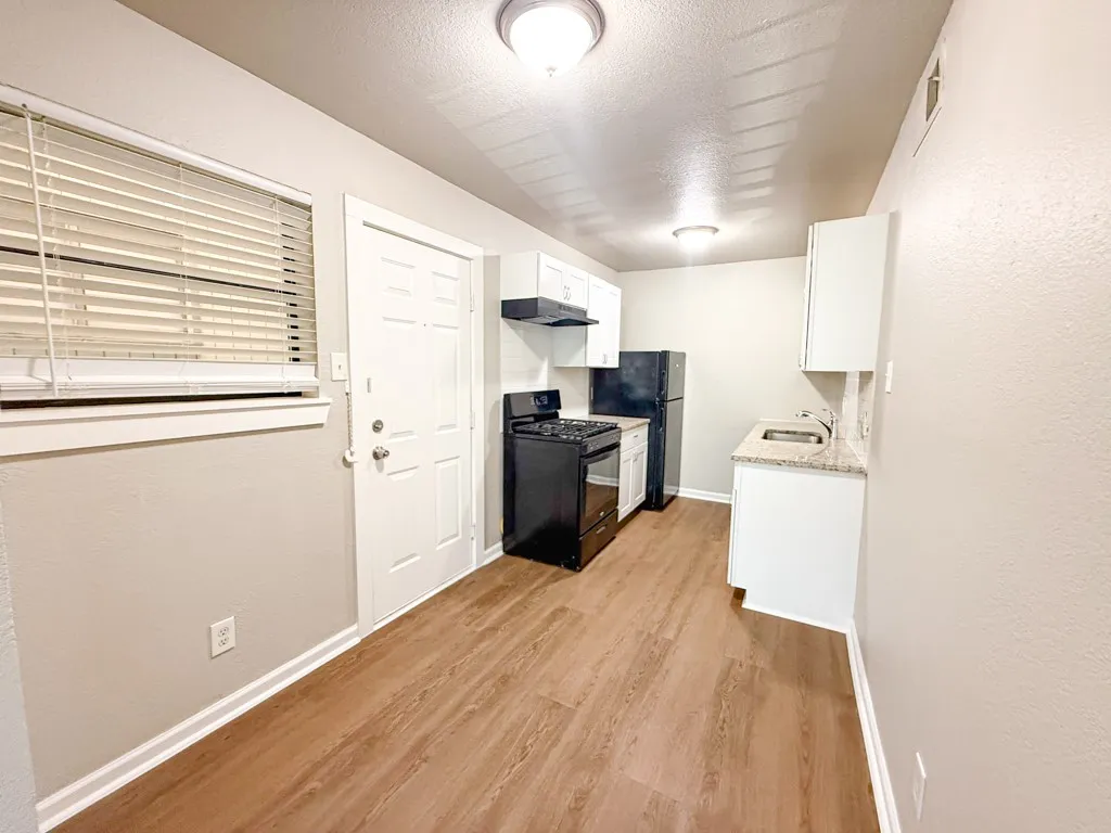 Apartment For Rent in Dallas County , 808 Blaylock Drive 201, Dallas, Texas 75203, 2 Bedroom, 1 Bathroom, Garage spaces, 750 Sqft, built in 1960, mls#21371991, Real Estate Agent in Dallas, Homes For Rent in Dallas county, Homes For Rent in Dallas, Realtor in Dallas Texas, Real Estate Brokerage Independent Realty Texas, Luminita Cordes Realtor