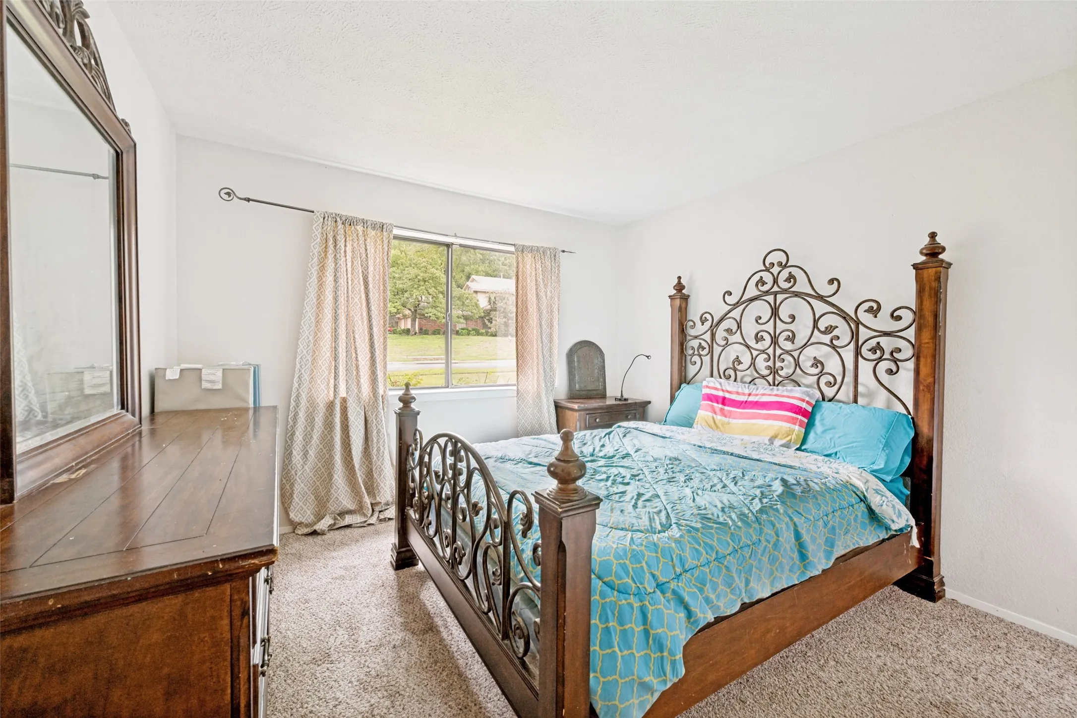 Single Family Residence For Sale in Tarrant County , 2512 Winding Hollow Lane, Arlington, Texas 76006, 3 Bedroom, 3 Bathroom, 2 Garage spaces, 2,504 Sqft, built in 1981, mls#21371984, Real Estate Agent in Arlington, Homes For Sale in Tarrant county, Homes For Sale in Arlington, Realtor in Arlington Texas, Real Estate Brokerage Independent Realty Texas, Luminita Cordes Realtor