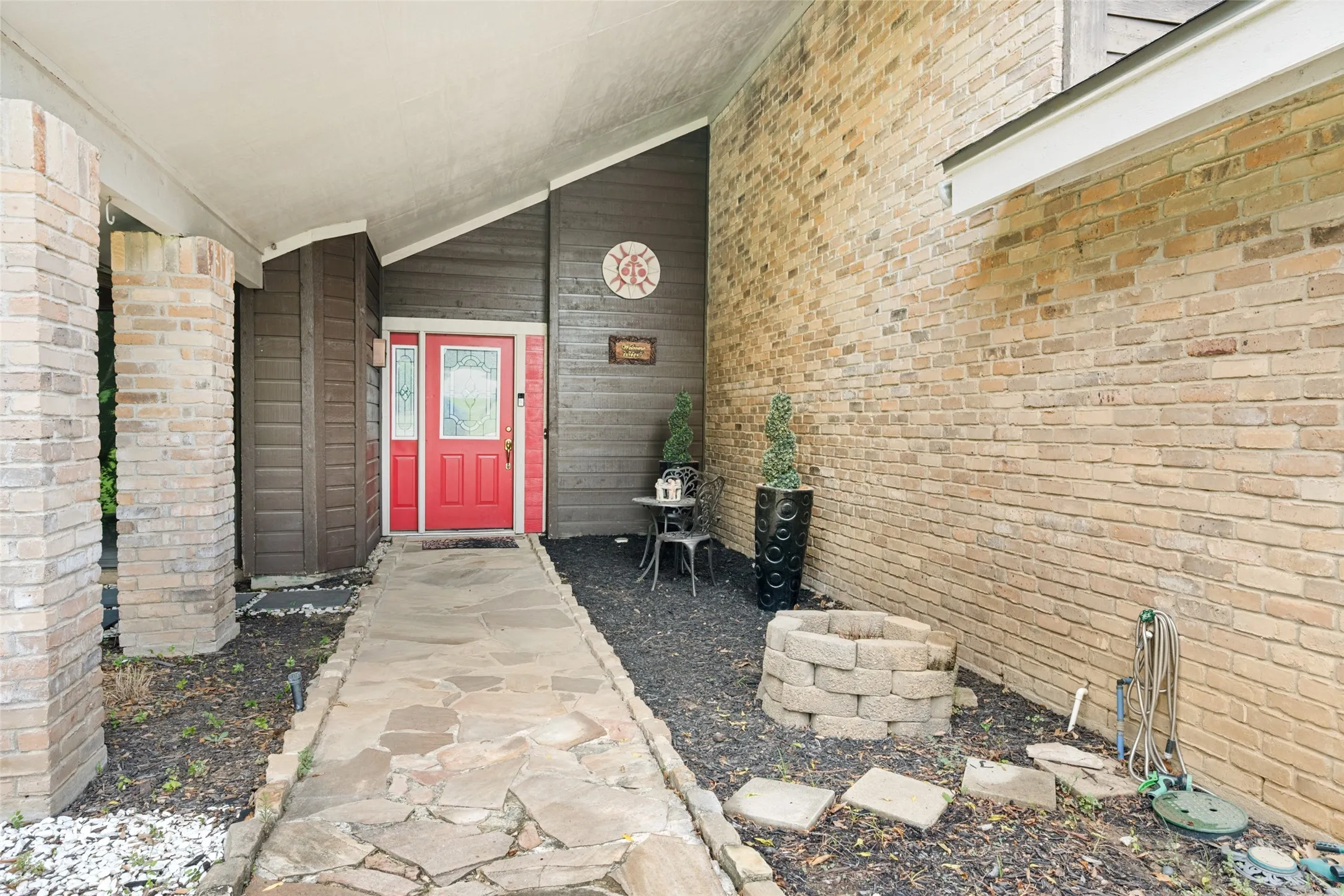 Single Family Residence For Sale in Tarrant County , 2512 Winding Hollow Lane, Arlington, Texas 76006, 3 Bedroom, 3 Bathroom, 2 Garage spaces, 2,504 Sqft, built in 1981, mls#21371984, Real Estate Agent in Arlington, Homes For Sale in Tarrant county, Homes For Sale in Arlington, Realtor in Arlington Texas, Real Estate Brokerage Independent Realty Texas, Luminita Cordes Realtor