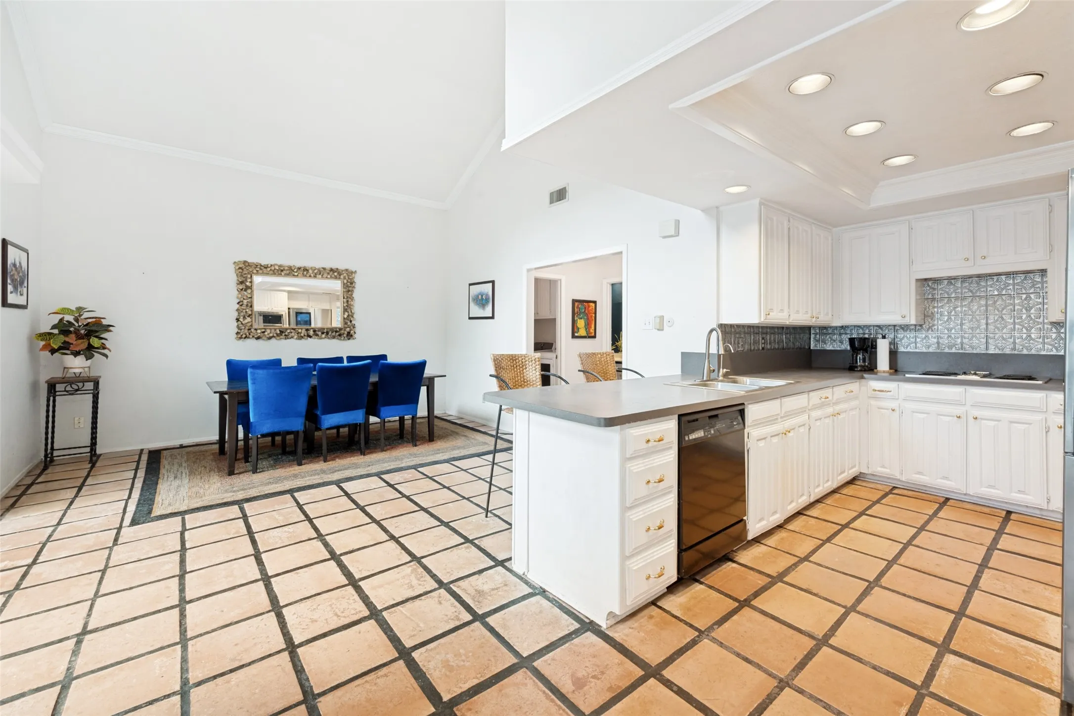 Single Family Residence For Sale in Tarrant County , 2512 Winding Hollow Lane, Arlington, Texas 76006, 3 Bedroom, 3 Bathroom, 2 Garage spaces, 2,504 Sqft, built in 1981, mls#21371984, Real Estate Agent in Arlington, Homes For Sale in Tarrant county, Homes For Sale in Arlington, Realtor in Arlington Texas, Real Estate Brokerage Independent Realty Texas, Luminita Cordes Realtor