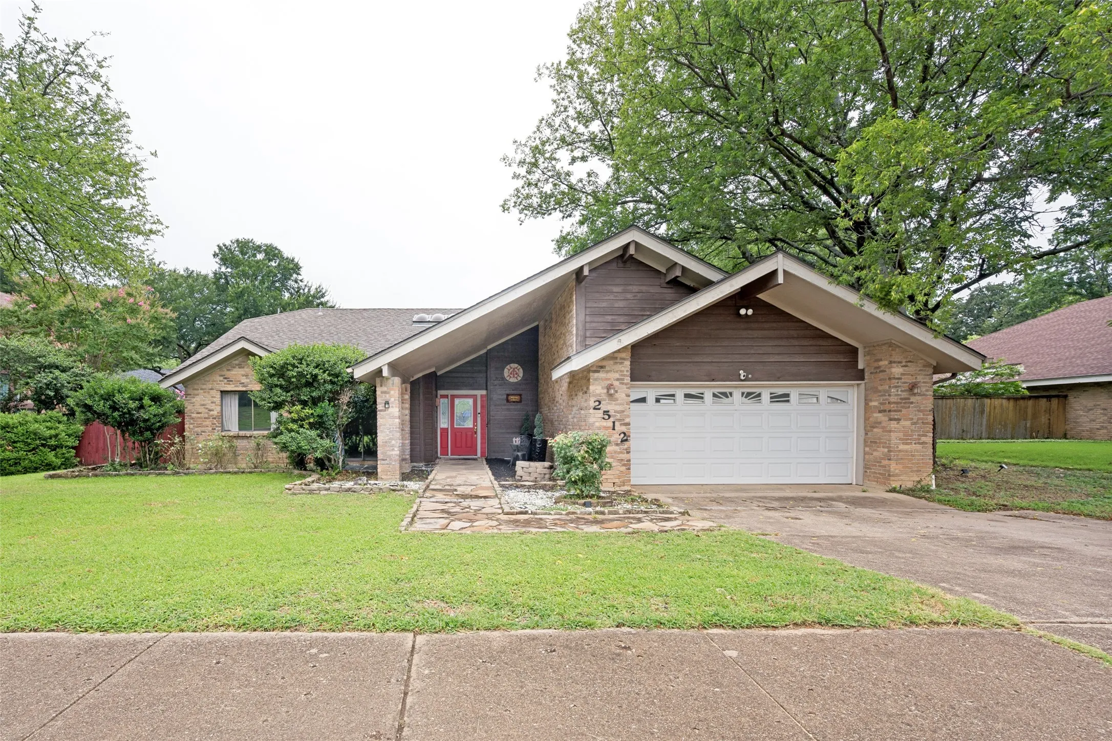 Single Family Residence For Sale in Tarrant County , 2512 Winding Hollow Lane, Arlington, Texas 76006, 3 Bedroom, 3 Bathroom, 2 Garage spaces, 2,504 Sqft, built in 1981, mls#21371984, Real Estate Agent in Arlington, Homes For Sale in Tarrant county, Homes For Sale in Arlington, Realtor in Arlington Texas, Real Estate Brokerage Independent Realty Texas, Luminita Cordes Realtor