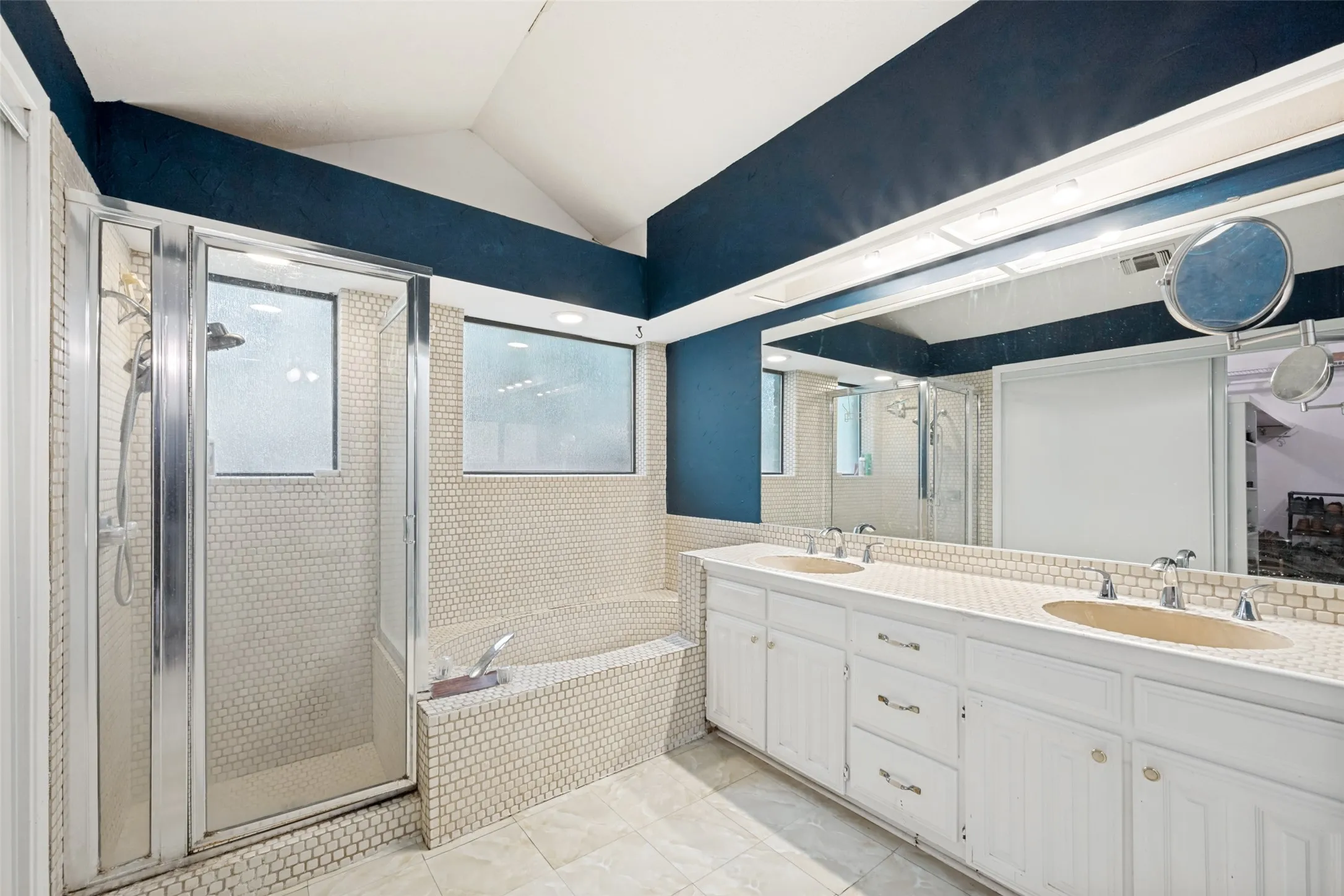 Single Family Residence For Sale in Tarrant County , 2512 Winding Hollow Lane, Arlington, Texas 76006, 3 Bedroom, 3 Bathroom, 2 Garage spaces, 2,504 Sqft, built in 1981, mls#21371984, Real Estate Agent in Arlington, Homes For Sale in Tarrant county, Homes For Sale in Arlington, Realtor in Arlington Texas, Real Estate Brokerage Independent Realty Texas, Luminita Cordes Realtor