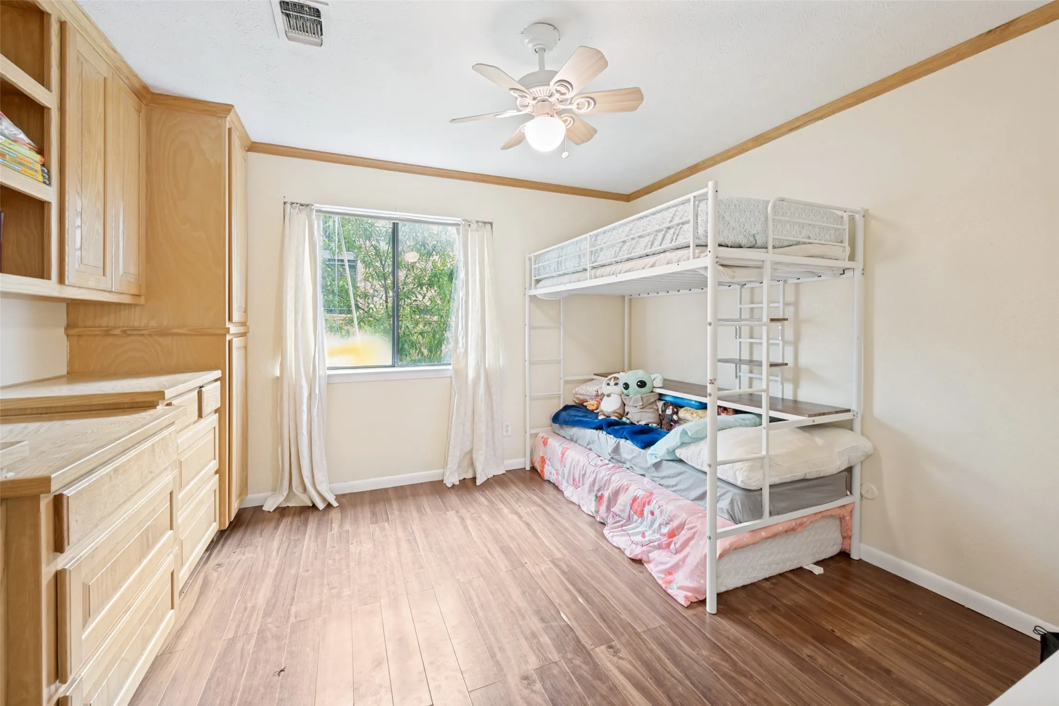 Single Family Residence For Sale in Tarrant County , 2512 Winding Hollow Lane, Arlington, Texas 76006, 3 Bedroom, 3 Bathroom, 2 Garage spaces, 2,504 Sqft, built in 1981, mls#21371984, Real Estate Agent in Arlington, Homes For Sale in Tarrant county, Homes For Sale in Arlington, Realtor in Arlington Texas, Real Estate Brokerage Independent Realty Texas, Luminita Cordes Realtor