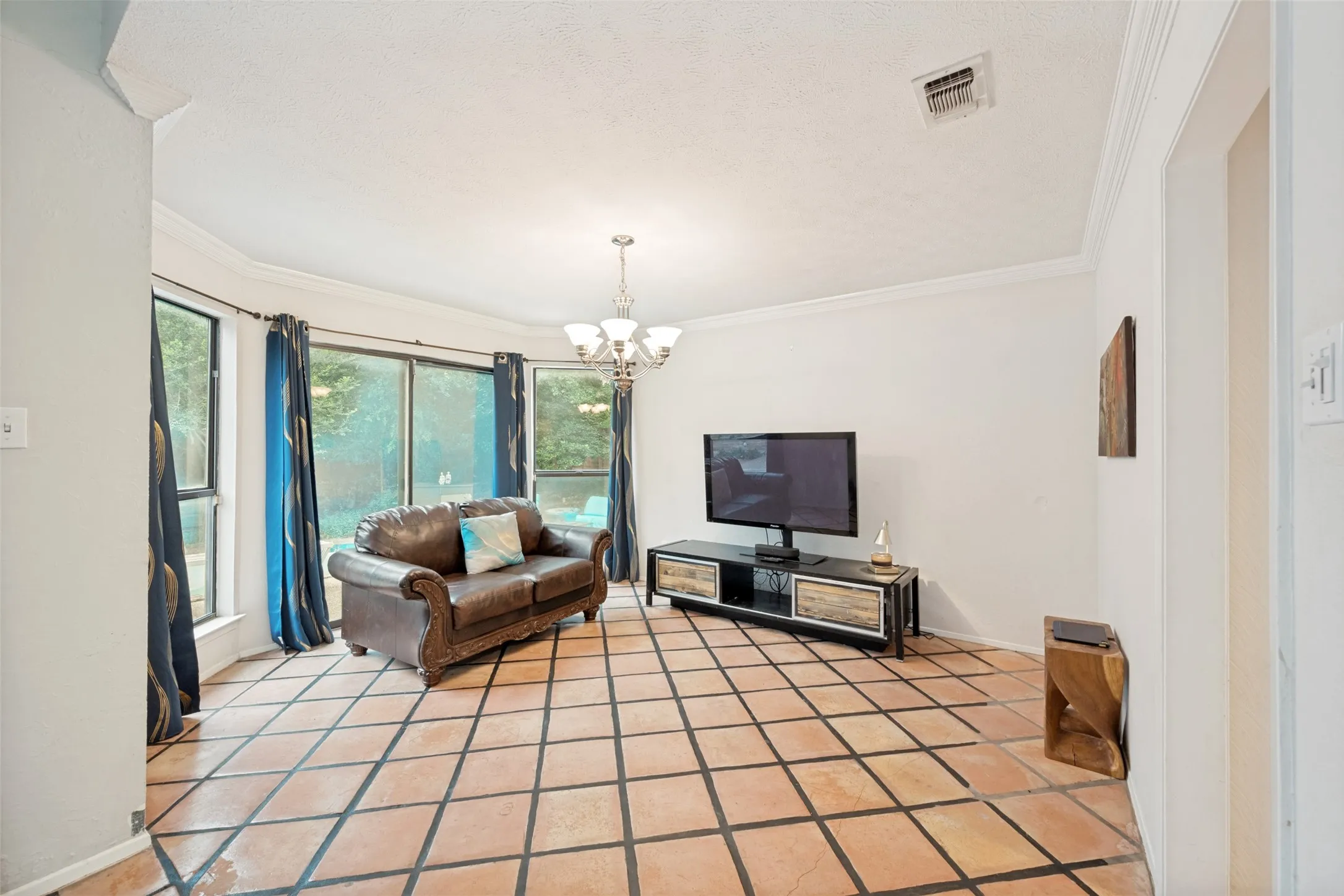 Single Family Residence For Sale in Tarrant County , 2512 Winding Hollow Lane, Arlington, Texas 76006, 3 Bedroom, 3 Bathroom, 2 Garage spaces, 2,504 Sqft, built in 1981, mls#21371984, Real Estate Agent in Arlington, Homes For Sale in Tarrant county, Homes For Sale in Arlington, Realtor in Arlington Texas, Real Estate Brokerage Independent Realty Texas, Luminita Cordes Realtor