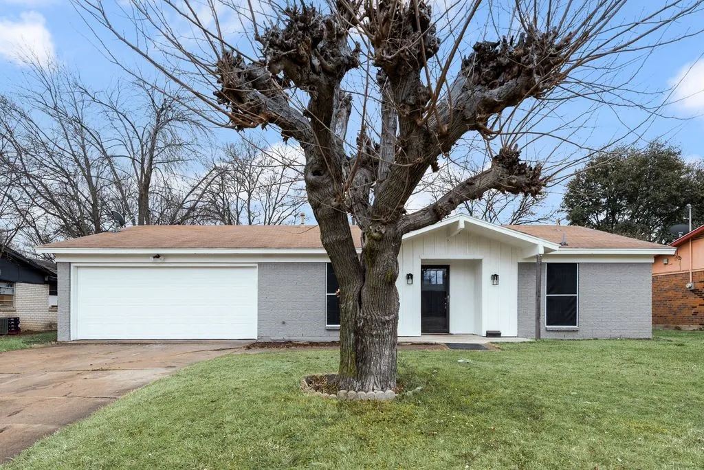 Single Family Residence For Sale in Tarrant County , 5645 Comer Drive, Fort Worth, Texas 76134, 3 Bedroom, 2 Bathroom, 2 Garage spaces, 2,025 Sqft, built in 1967, mls#21371994, Real Estate Agent in Fort Worth, Homes For Sale in Tarrant county, Homes For Sale in Fort Worth, Realtor in Fort Worth Texas, Real Estate Brokerage Independent Realty Texas, Luminita Cordes Realtor