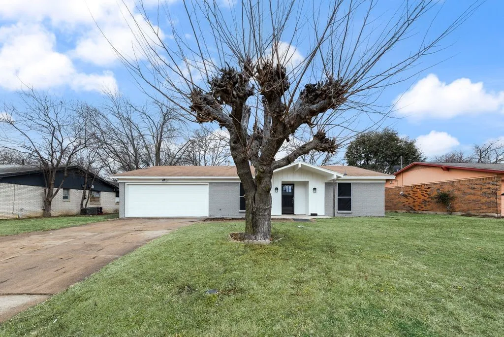 Single Family Residence For Sale in Tarrant County , 5645 Comer Drive, Fort Worth, Texas 76134, 3 Bedroom, 2 Bathroom, 2 Garage spaces, 2,025 Sqft, built in 1967, mls#21371994, Real Estate Agent in Fort Worth, Homes For Sale in Tarrant county, Homes For Sale in Fort Worth, Realtor in Fort Worth Texas, Real Estate Brokerage Independent Realty Texas, Luminita Cordes Realtor