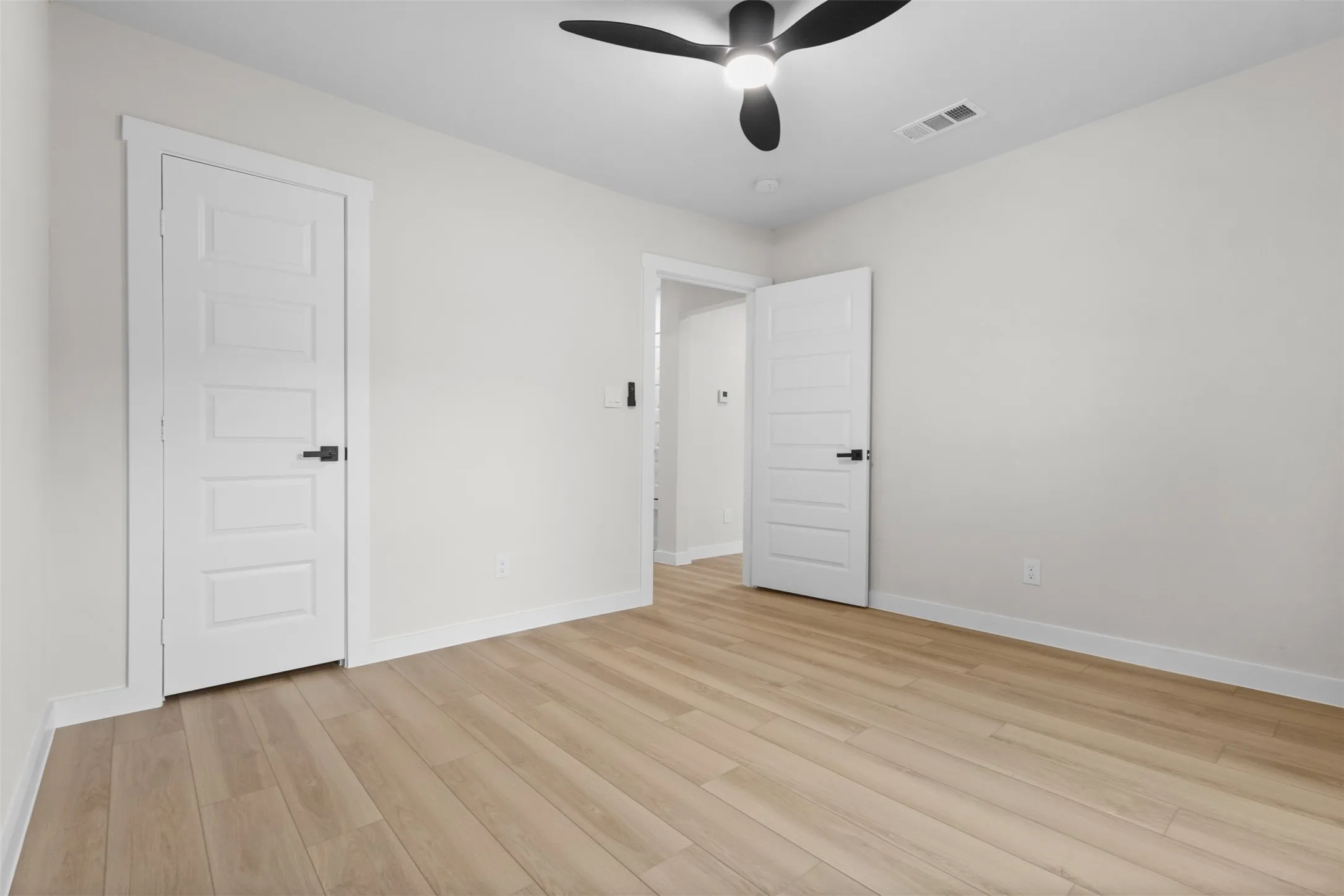 Single Family Residence For Rent in Dallas County , 3216 Sharon Street, Dallas, Texas 75211, 3 Bedroom, 2 Bathroom, Garage spaces, 1,300 Sqft, built in 1943, mls#21372002, Real Estate Agent in Dallas, Homes For Rent in Dallas county, Homes For Rent in Dallas, Realtor in Dallas Texas, Real Estate Brokerage Independent Realty Texas, Luminita Cordes Realtor