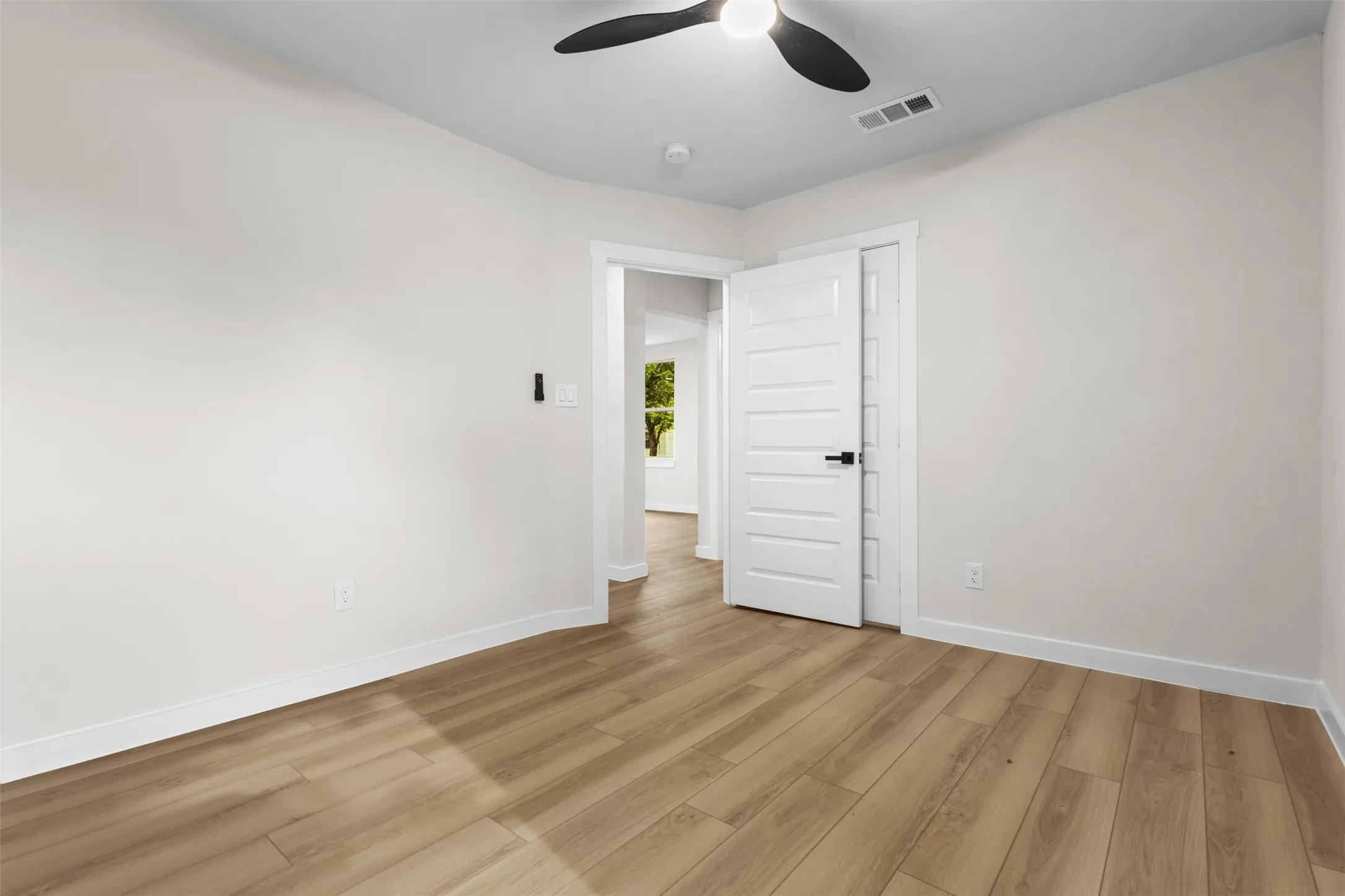 Single Family Residence For Rent in Dallas County , 3216 Sharon Street, Dallas, Texas 75211, 3 Bedroom, 2 Bathroom, Garage spaces, 1,300 Sqft, built in 1943, mls#21372002, Real Estate Agent in Dallas, Homes For Rent in Dallas county, Homes For Rent in Dallas, Realtor in Dallas Texas, Real Estate Brokerage Independent Realty Texas, Luminita Cordes Realtor