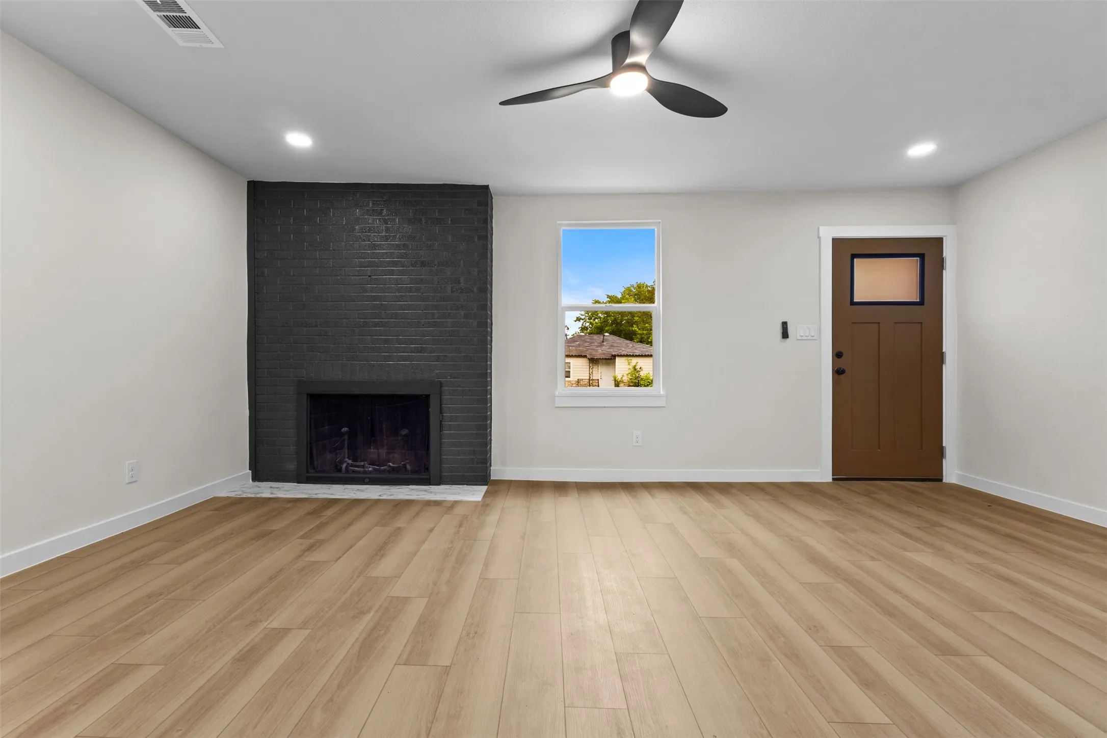 Single Family Residence For Rent in Dallas County , 3216 Sharon Street, Dallas, Texas 75211, 3 Bedroom, 2 Bathroom, Garage spaces, 1,300 Sqft, built in 1943, mls#21372002, Real Estate Agent in Dallas, Homes For Rent in Dallas county, Homes For Rent in Dallas, Realtor in Dallas Texas, Real Estate Brokerage Independent Realty Texas, Luminita Cordes Realtor