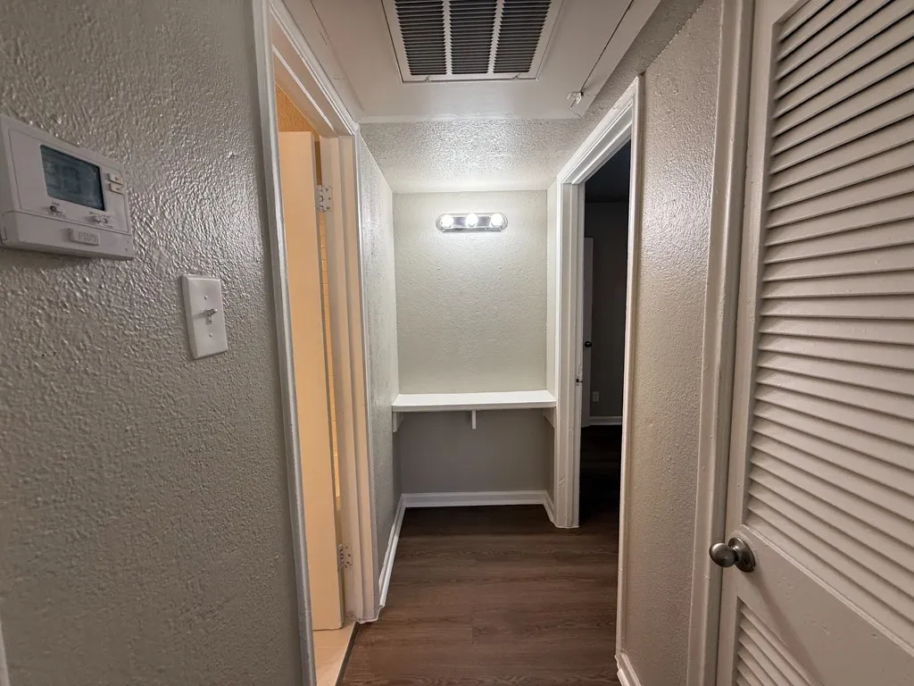 Apartment For Rent in Dallas County , 808 Blaylock Drive 202, Dallas, Texas 75203, 1 Bedroom, 1 Bathroom, Garage spaces, 625 Sqft, built in 1960, mls#21372003, Real Estate Agent in Dallas, Homes For Rent in Dallas county, Homes For Rent in Dallas, Realtor in Dallas Texas, Real Estate Brokerage Independent Realty Texas, Luminita Cordes Realtor