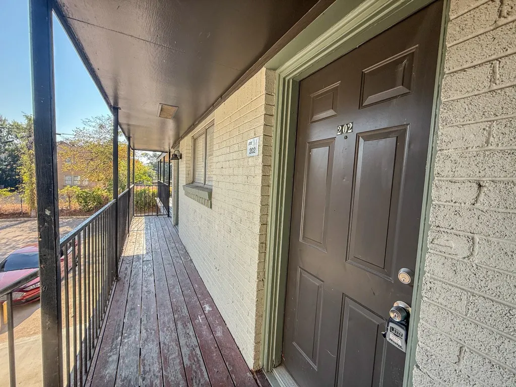 Apartment For Rent in Dallas County , 808 Blaylock Drive 202, Dallas, Texas 75203, 1 Bedroom, 1 Bathroom, Garage spaces, 625 Sqft, built in 1960, mls#21372003, Real Estate Agent in Dallas, Homes For Rent in Dallas county, Homes For Rent in Dallas, Realtor in Dallas Texas, Real Estate Brokerage Independent Realty Texas, Luminita Cordes Realtor
