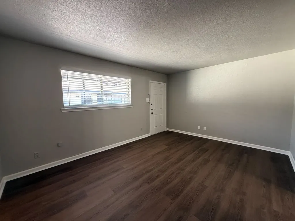 Apartment For Rent in Dallas County , 808 Blaylock Drive 202, Dallas, Texas 75203, 1 Bedroom, 1 Bathroom, Garage spaces, 625 Sqft, built in 1960, mls#21372003, Real Estate Agent in Dallas, Homes For Rent in Dallas county, Homes For Rent in Dallas, Realtor in Dallas Texas, Real Estate Brokerage Independent Realty Texas, Luminita Cordes Realtor