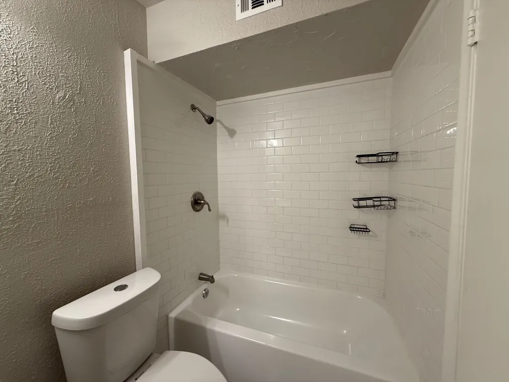 Apartment For Rent in Dallas County , 808 Blaylock Drive 202, Dallas, Texas 75203, 1 Bedroom, 1 Bathroom, Garage spaces, 625 Sqft, built in 1960, mls#21372003, Real Estate Agent in Dallas, Homes For Rent in Dallas county, Homes For Rent in Dallas, Realtor in Dallas Texas, Real Estate Brokerage Independent Realty Texas, Luminita Cordes Realtor