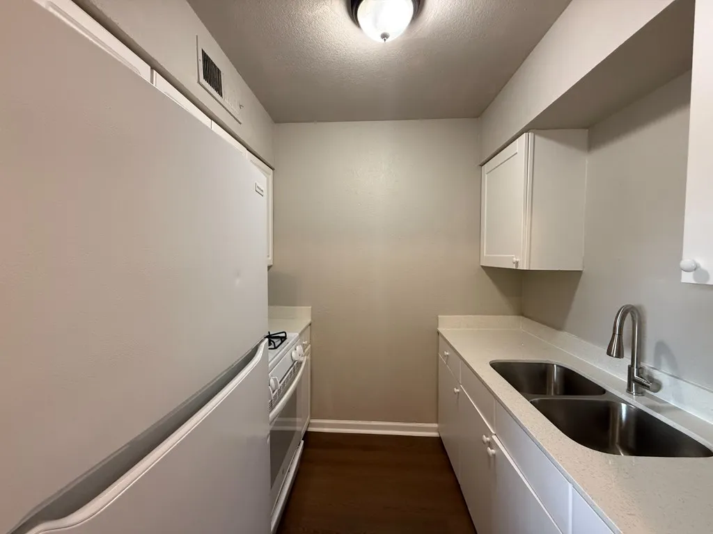 Apartment For Rent in Dallas County , 808 Blaylock Drive 202, Dallas, Texas 75203, 1 Bedroom, 1 Bathroom, Garage spaces, 625 Sqft, built in 1960, mls#21372003, Real Estate Agent in Dallas, Homes For Rent in Dallas county, Homes For Rent in Dallas, Realtor in Dallas Texas, Real Estate Brokerage Independent Realty Texas, Luminita Cordes Realtor