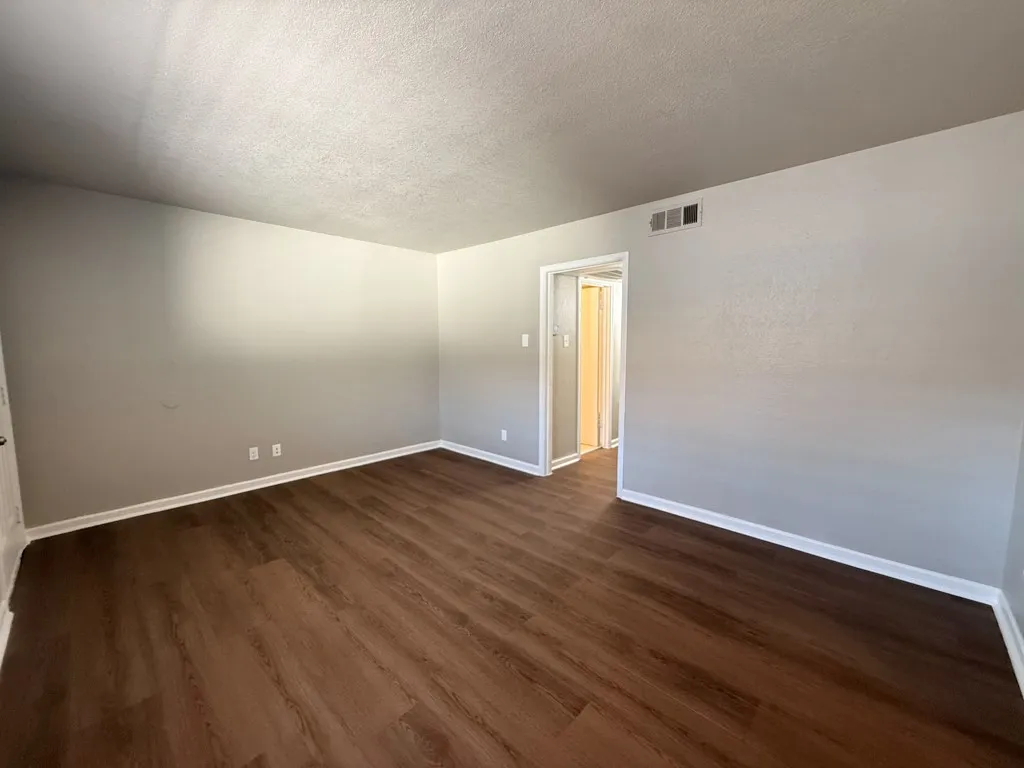 Apartment For Rent in Dallas County , 808 Blaylock Drive 202, Dallas, Texas 75203, 1 Bedroom, 1 Bathroom, Garage spaces, 625 Sqft, built in 1960, mls#21372003, Real Estate Agent in Dallas, Homes For Rent in Dallas county, Homes For Rent in Dallas, Realtor in Dallas Texas, Real Estate Brokerage Independent Realty Texas, Luminita Cordes Realtor