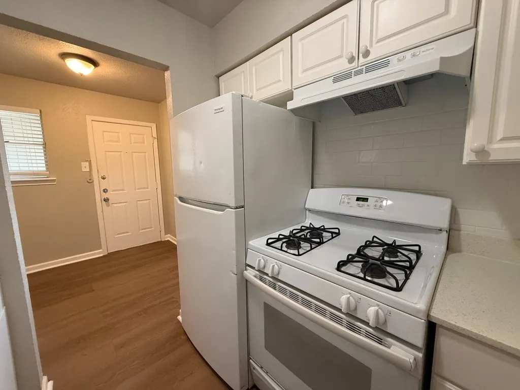 Apartment For Rent in Dallas County , 808 Blaylock Drive 202, Dallas, Texas 75203, 1 Bedroom, 1 Bathroom, Garage spaces, 625 Sqft, built in 1960, mls#21372003, Real Estate Agent in Dallas, Homes For Rent in Dallas county, Homes For Rent in Dallas, Realtor in Dallas Texas, Real Estate Brokerage Independent Realty Texas, Luminita Cordes Realtor