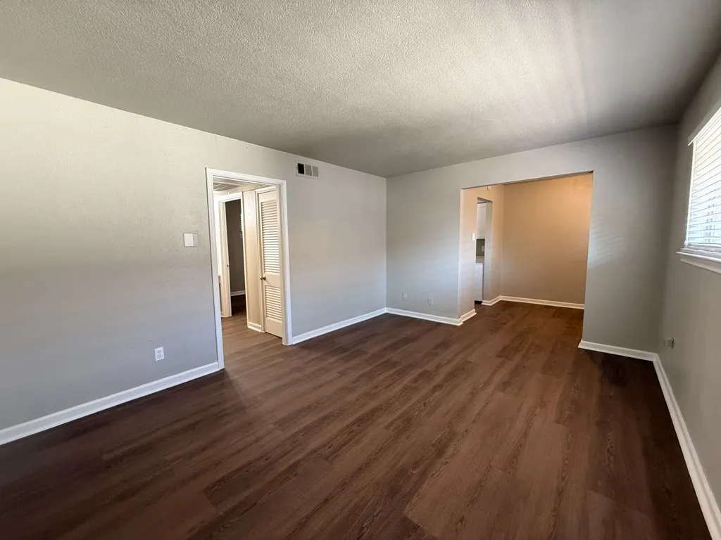 Apartment For Rent in Dallas County , 808 Blaylock Drive 202, Dallas, Texas 75203, 1 Bedroom, 1 Bathroom, Garage spaces, 625 Sqft, built in 1960, mls#21372003, Real Estate Agent in Dallas, Homes For Rent in Dallas county, Homes For Rent in Dallas, Realtor in Dallas Texas, Real Estate Brokerage Independent Realty Texas, Luminita Cordes Realtor