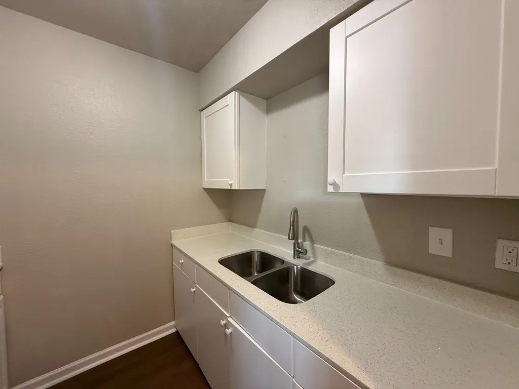 Apartment For Rent in Dallas County , 808 Blaylock Drive 202, Dallas, Texas 75203, 1 Bedroom, 1 Bathroom, Garage spaces, 625 Sqft, built in 1960, mls#21372003, Real Estate Agent in Dallas, Homes For Rent in Dallas county, Homes For Rent in Dallas, Realtor in Dallas Texas, Real Estate Brokerage Independent Realty Texas, Luminita Cordes Realtor
