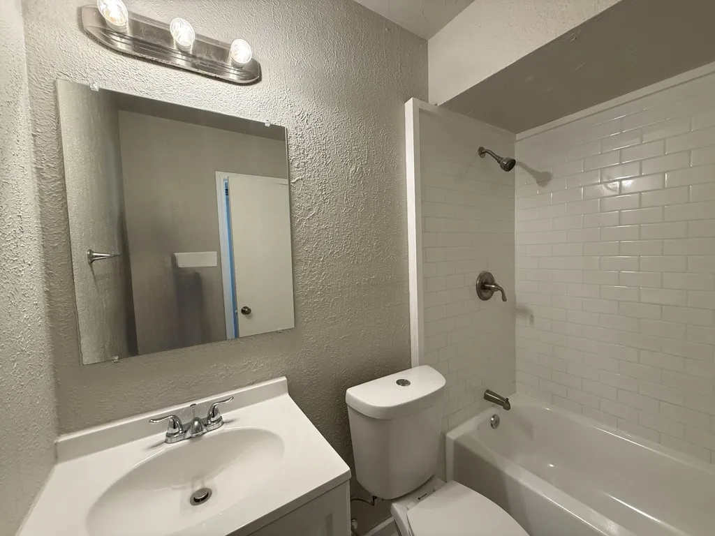 Apartment For Rent in Dallas County , 808 Blaylock Drive 202, Dallas, Texas 75203, 1 Bedroom, 1 Bathroom, Garage spaces, 625 Sqft, built in 1960, mls#21372003, Real Estate Agent in Dallas, Homes For Rent in Dallas county, Homes For Rent in Dallas, Realtor in Dallas Texas, Real Estate Brokerage Independent Realty Texas, Luminita Cordes Realtor
