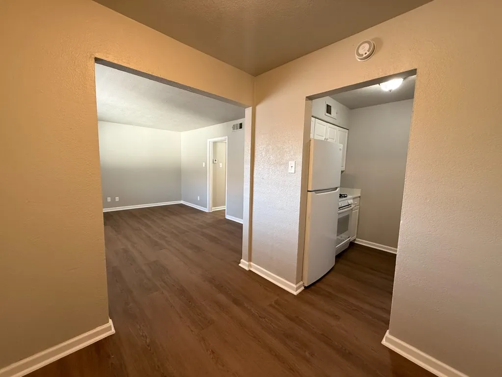 Apartment For Rent in Dallas County , 808 Blaylock Drive 202, Dallas, Texas 75203, 1 Bedroom, 1 Bathroom, Garage spaces, 625 Sqft, built in 1960, mls#21372003, Real Estate Agent in Dallas, Homes For Rent in Dallas county, Homes For Rent in Dallas, Realtor in Dallas Texas, Real Estate Brokerage Independent Realty Texas, Luminita Cordes Realtor