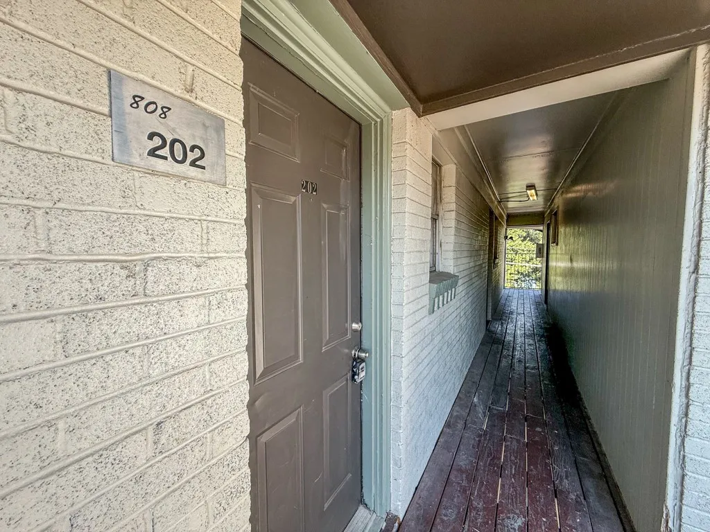 Apartment For Rent in Dallas County , 808 Blaylock Drive 202, Dallas, Texas 75203, 1 Bedroom, 1 Bathroom, Garage spaces, 625 Sqft, built in 1960, mls#21372003, Real Estate Agent in Dallas, Homes For Rent in Dallas county, Homes For Rent in Dallas, Realtor in Dallas Texas, Real Estate Brokerage Independent Realty Texas, Luminita Cordes Realtor