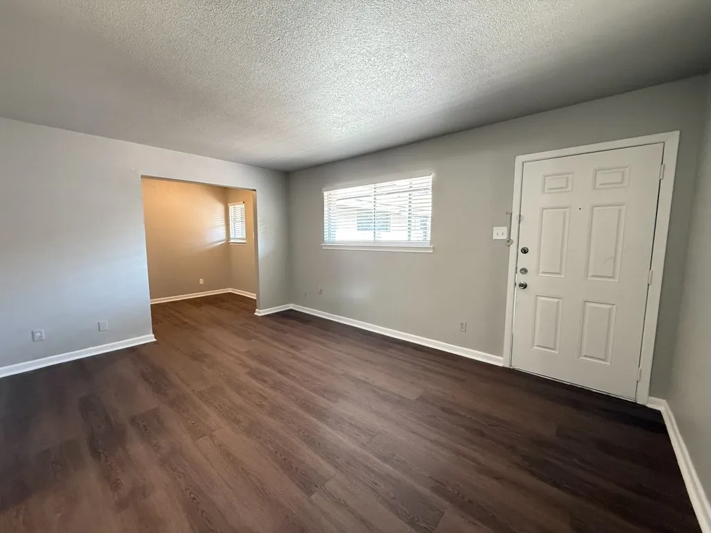 Apartment For Rent in Dallas County , 808 Blaylock Drive 202, Dallas, Texas 75203, 1 Bedroom, 1 Bathroom, Garage spaces, 625 Sqft, built in 1960, mls#21372003, Real Estate Agent in Dallas, Homes For Rent in Dallas county, Homes For Rent in Dallas, Realtor in Dallas Texas, Real Estate Brokerage Independent Realty Texas, Luminita Cordes Realtor