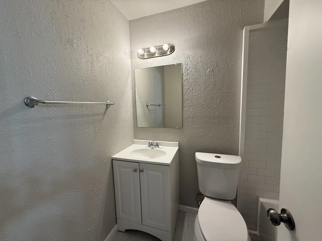 Apartment For Rent in Dallas County , 808 Blaylock Drive 202, Dallas, Texas 75203, 1 Bedroom, 1 Bathroom, Garage spaces, 625 Sqft, built in 1960, mls#21372003, Real Estate Agent in Dallas, Homes For Rent in Dallas county, Homes For Rent in Dallas, Realtor in Dallas Texas, Real Estate Brokerage Independent Realty Texas, Luminita Cordes Realtor