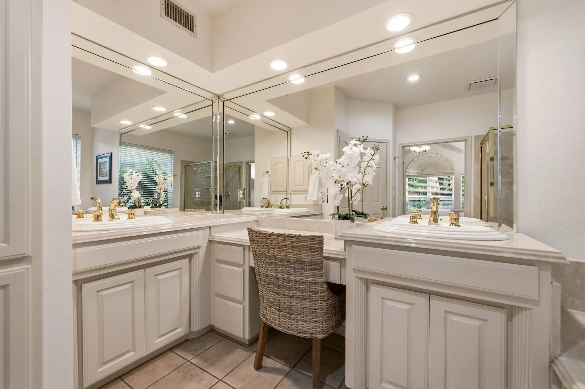 Single Family Residence For Sale in Tarrant County , 3906 Brookfield Drive, Arlington, Texas 76001, 4 Bedroom, 4 Bathroom, 3 Garage spaces, 3,320 Sqft, built in 1991, mls#21368807, Real Estate Agent in Arlington, Homes For Sale in Tarrant county, Homes For Sale in Arlington, Realtor in Arlington Texas, Real Estate Brokerage Independent Realty Texas, Luminita Cordes Realtor