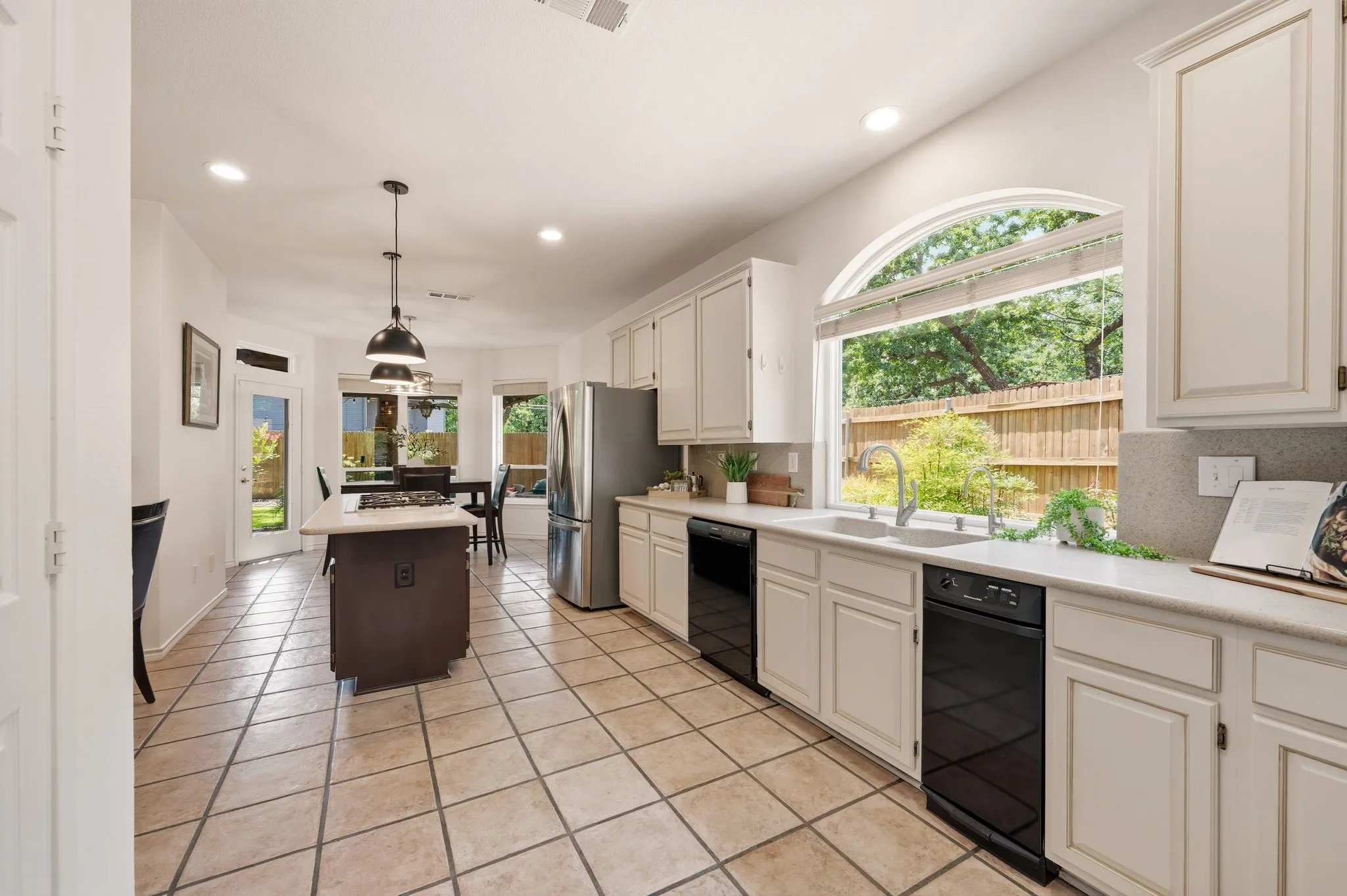 Single Family Residence For Sale in Tarrant County , 3906 Brookfield Drive, Arlington, Texas 76001, 4 Bedroom, 4 Bathroom, 3 Garage spaces, 3,320 Sqft, built in 1991, mls#21368807, Real Estate Agent in Arlington, Homes For Sale in Tarrant county, Homes For Sale in Arlington, Realtor in Arlington Texas, Real Estate Brokerage Independent Realty Texas, Luminita Cordes Realtor
