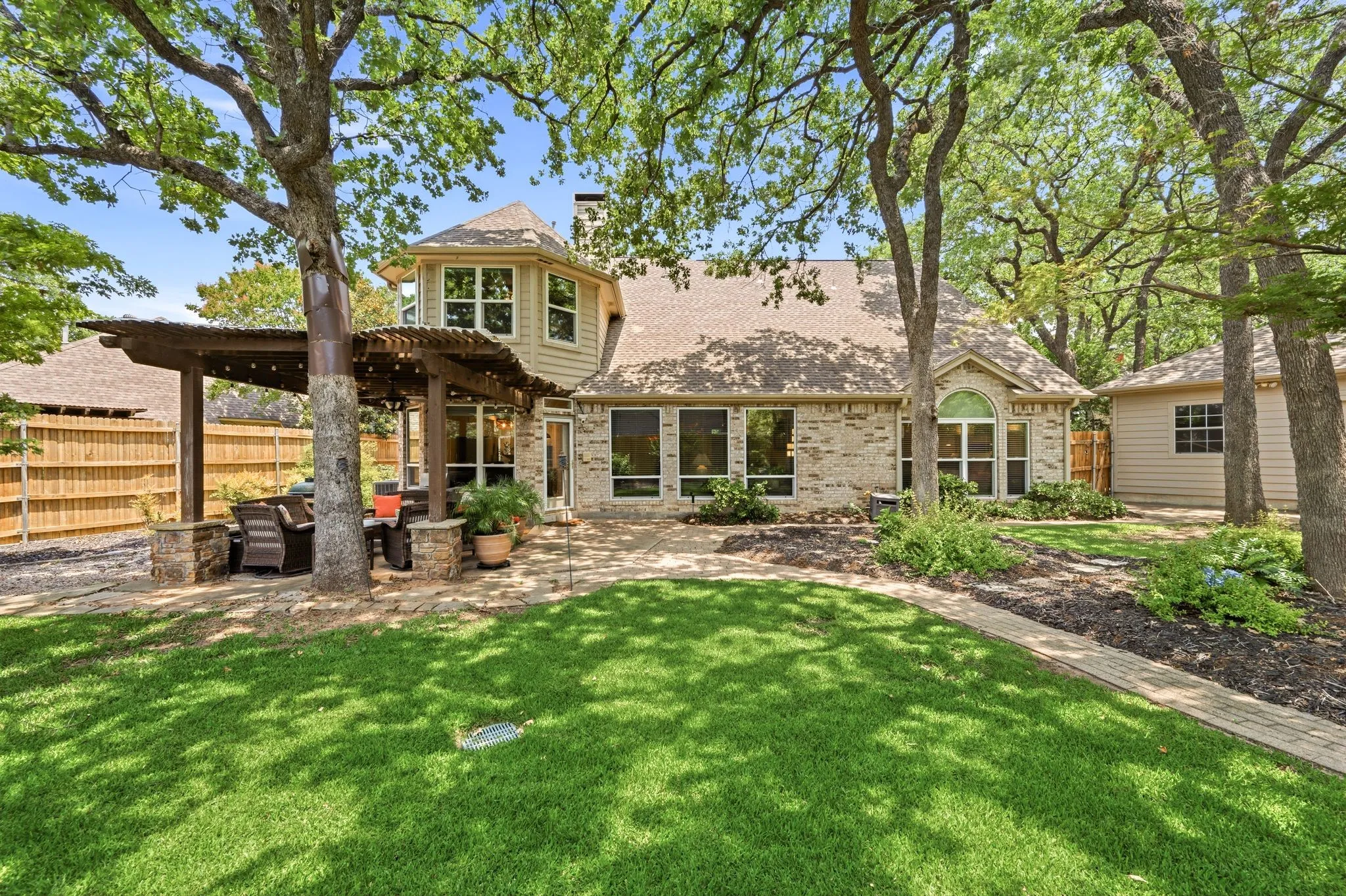 Single Family Residence For Sale in Tarrant County , 3906 Brookfield Drive, Arlington, Texas 76001, 4 Bedroom, 4 Bathroom, 3 Garage spaces, 3,320 Sqft, built in 1991, mls#21368807, Real Estate Agent in Arlington, Homes For Sale in Tarrant county, Homes For Sale in Arlington, Realtor in Arlington Texas, Real Estate Brokerage Independent Realty Texas, Luminita Cordes Realtor