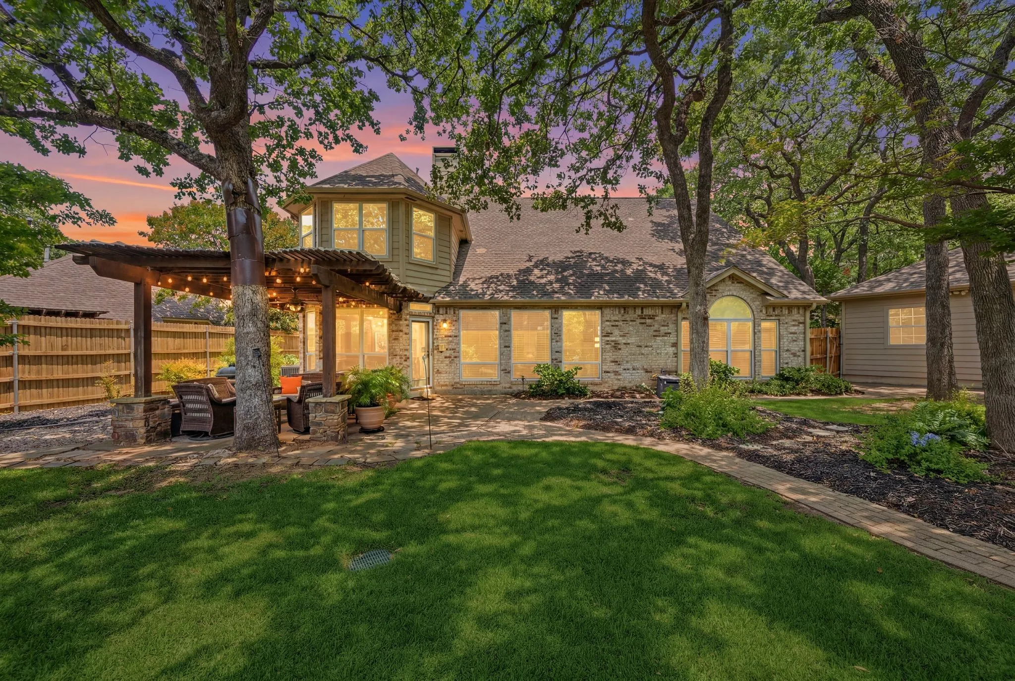 Single Family Residence For Sale in Tarrant County , 3906 Brookfield Drive, Arlington, Texas 76001, 4 Bedroom, 4 Bathroom, 3 Garage spaces, 3,320 Sqft, built in 1991, mls#21368807, Real Estate Agent in Arlington, Homes For Sale in Tarrant county, Homes For Sale in Arlington, Realtor in Arlington Texas, Real Estate Brokerage Independent Realty Texas, Luminita Cordes Realtor