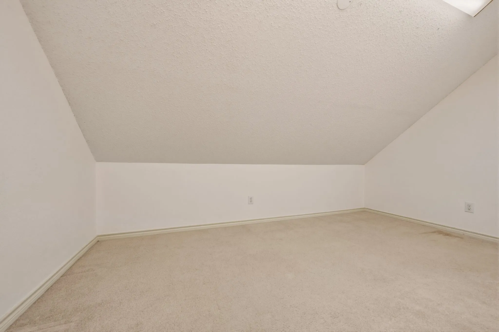 Single Family Residence For Sale in Tarrant County , 3906 Brookfield Drive, Arlington, Texas 76001, 4 Bedroom, 4 Bathroom, 3 Garage spaces, 3,320 Sqft, built in 1991, mls#21368807, Real Estate Agent in Arlington, Homes For Sale in Tarrant county, Homes For Sale in Arlington, Realtor in Arlington Texas, Real Estate Brokerage Independent Realty Texas, Luminita Cordes Realtor