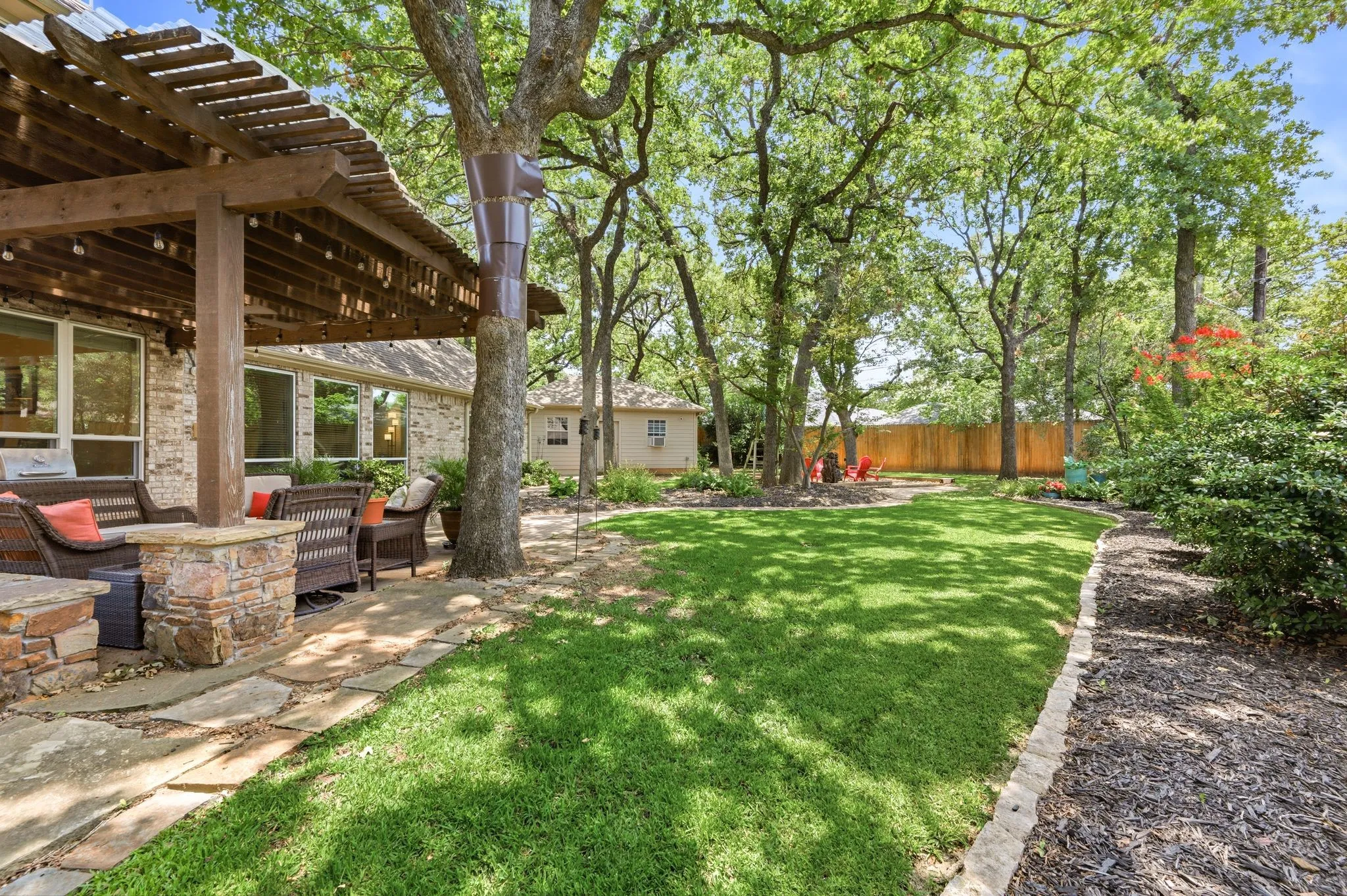 Single Family Residence For Sale in Tarrant County , 3906 Brookfield Drive, Arlington, Texas 76001, 4 Bedroom, 4 Bathroom, 3 Garage spaces, 3,320 Sqft, built in 1991, mls#21368807, Real Estate Agent in Arlington, Homes For Sale in Tarrant county, Homes For Sale in Arlington, Realtor in Arlington Texas, Real Estate Brokerage Independent Realty Texas, Luminita Cordes Realtor