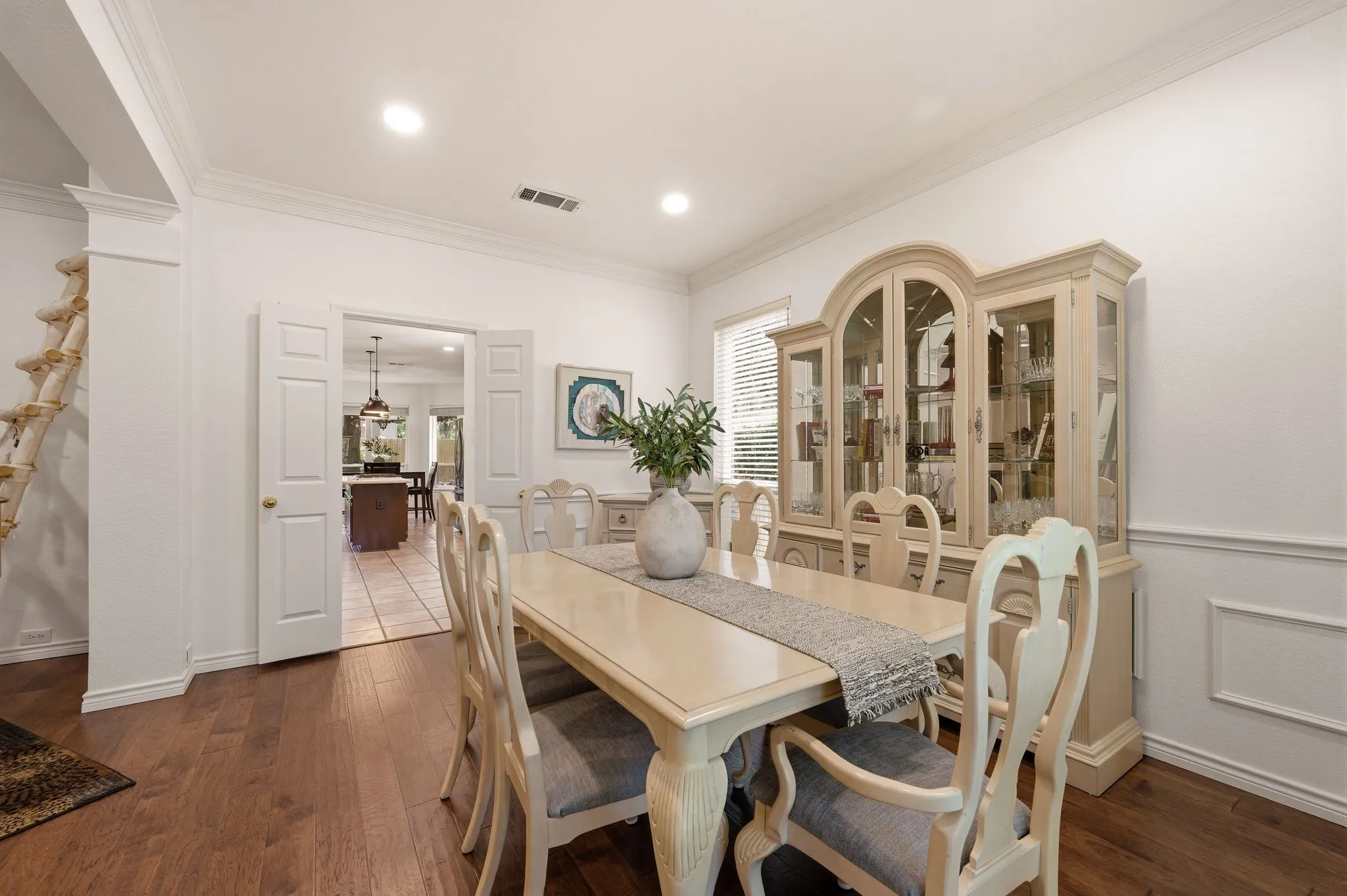 Single Family Residence For Sale in Tarrant County , 3906 Brookfield Drive, Arlington, Texas 76001, 4 Bedroom, 4 Bathroom, 3 Garage spaces, 3,320 Sqft, built in 1991, mls#21368807, Real Estate Agent in Arlington, Homes For Sale in Tarrant county, Homes For Sale in Arlington, Realtor in Arlington Texas, Real Estate Brokerage Independent Realty Texas, Luminita Cordes Realtor
