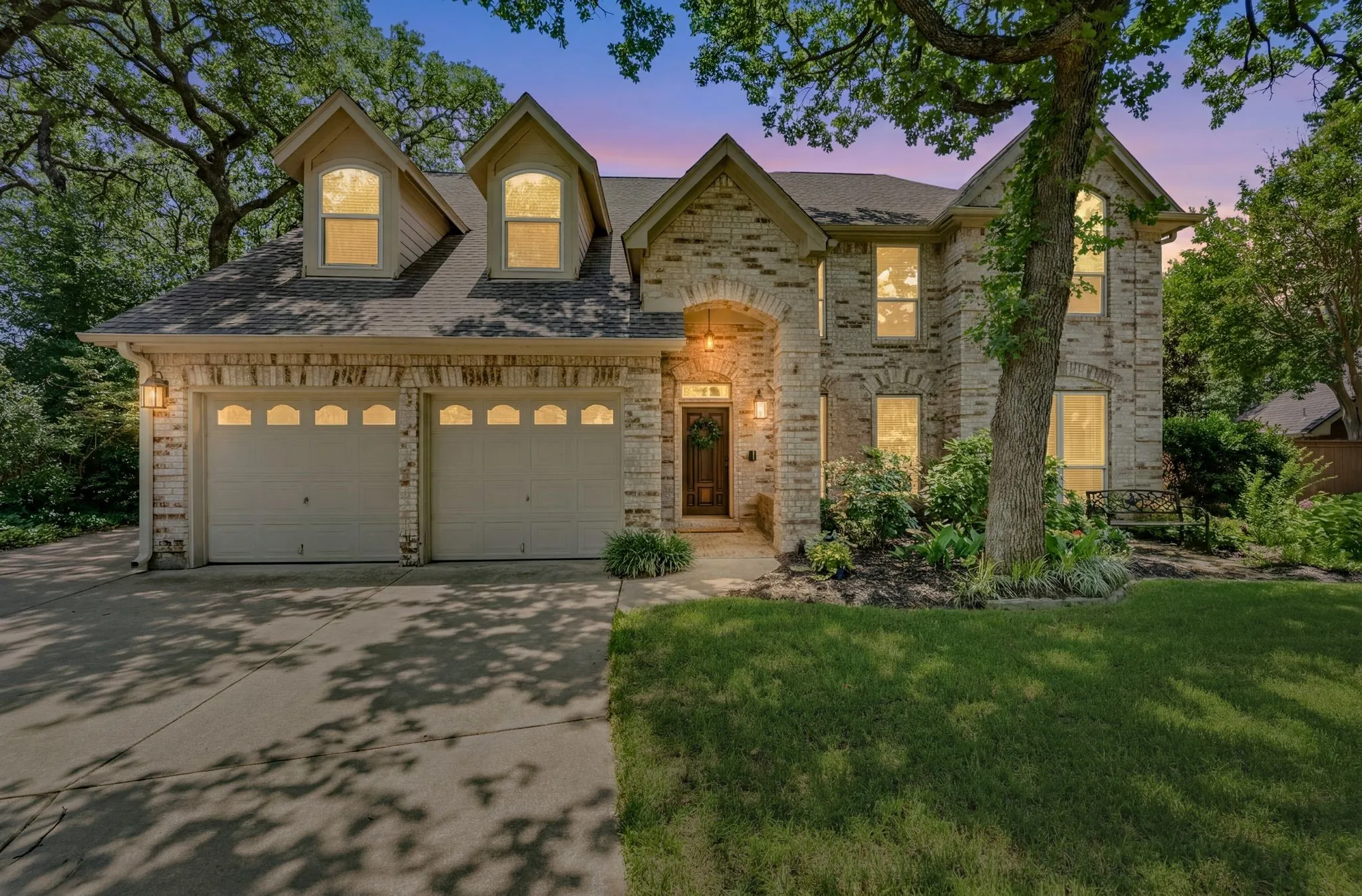 Single Family Residence For Sale in Tarrant County , 3906 Brookfield Drive, Arlington, Texas 76001, 4 Bedroom, 4 Bathroom, 3 Garage spaces, 3,320 Sqft, built in 1991, mls#21368807, Real Estate Agent in Arlington, Homes For Sale in Tarrant county, Homes For Sale in Arlington, Realtor in Arlington Texas, Real Estate Brokerage Independent Realty Texas, Luminita Cordes Realtor