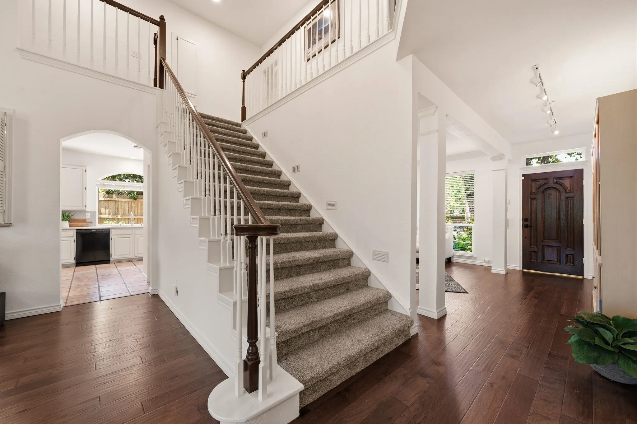 Single Family Residence For Sale in Tarrant County , 3906 Brookfield Drive, Arlington, Texas 76001, 4 Bedroom, 4 Bathroom, 3 Garage spaces, 3,320 Sqft, built in 1991, mls#21368807, Real Estate Agent in Arlington, Homes For Sale in Tarrant county, Homes For Sale in Arlington, Realtor in Arlington Texas, Real Estate Brokerage Independent Realty Texas, Luminita Cordes Realtor