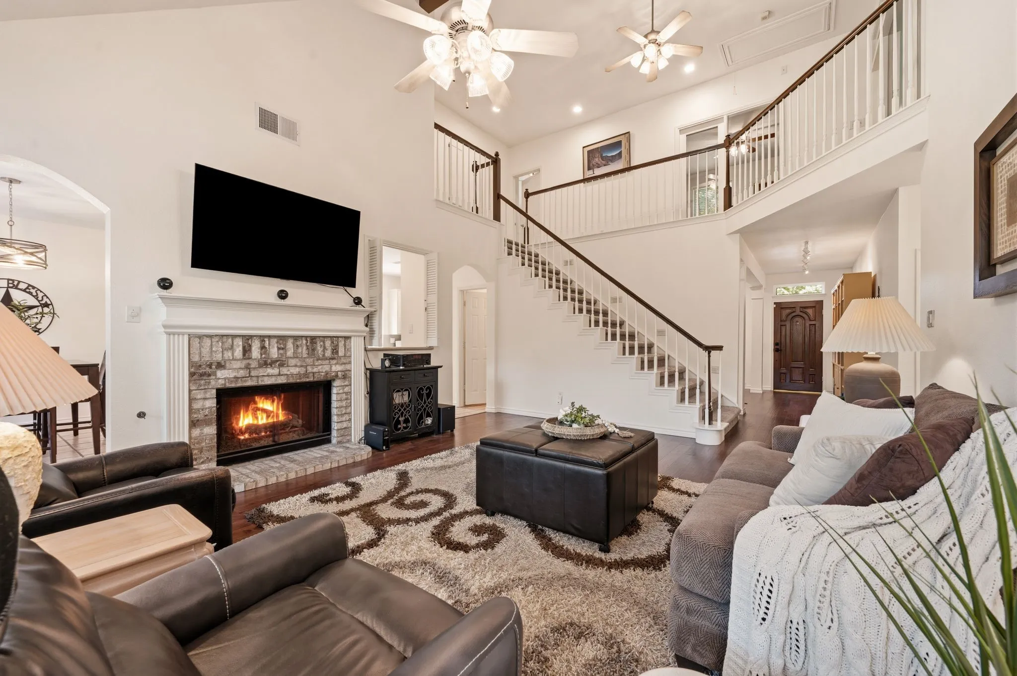 Single Family Residence For Sale in Tarrant County , 3906 Brookfield Drive, Arlington, Texas 76001, 4 Bedroom, 4 Bathroom, 3 Garage spaces, 3,320 Sqft, built in 1991, mls#21368807, Real Estate Agent in Arlington, Homes For Sale in Tarrant county, Homes For Sale in Arlington, Realtor in Arlington Texas, Real Estate Brokerage Independent Realty Texas, Luminita Cordes Realtor